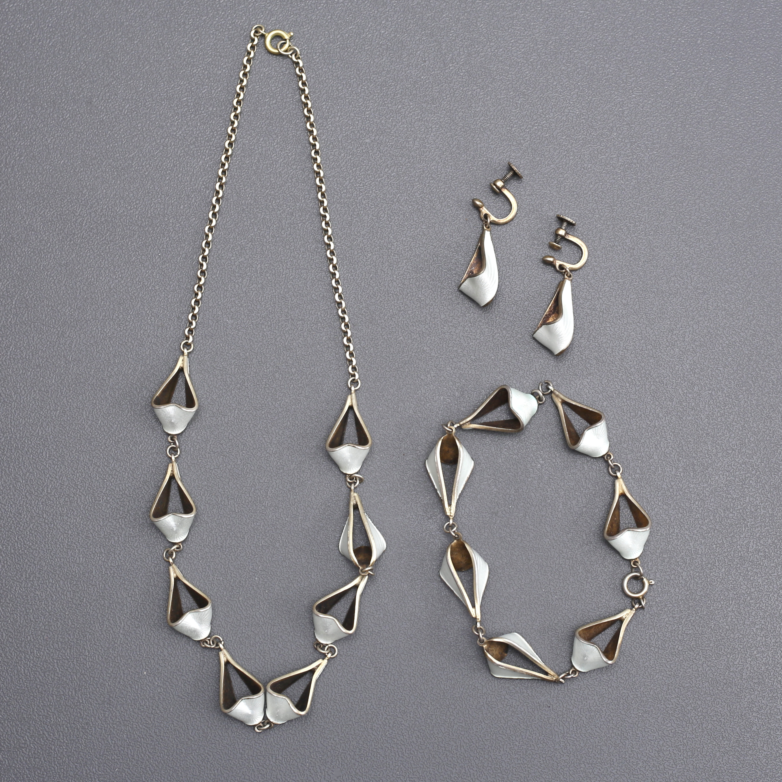 SMYCKEN, 3 delar, sterlingsilver/ emalj, omkring 1900-talets mitt.