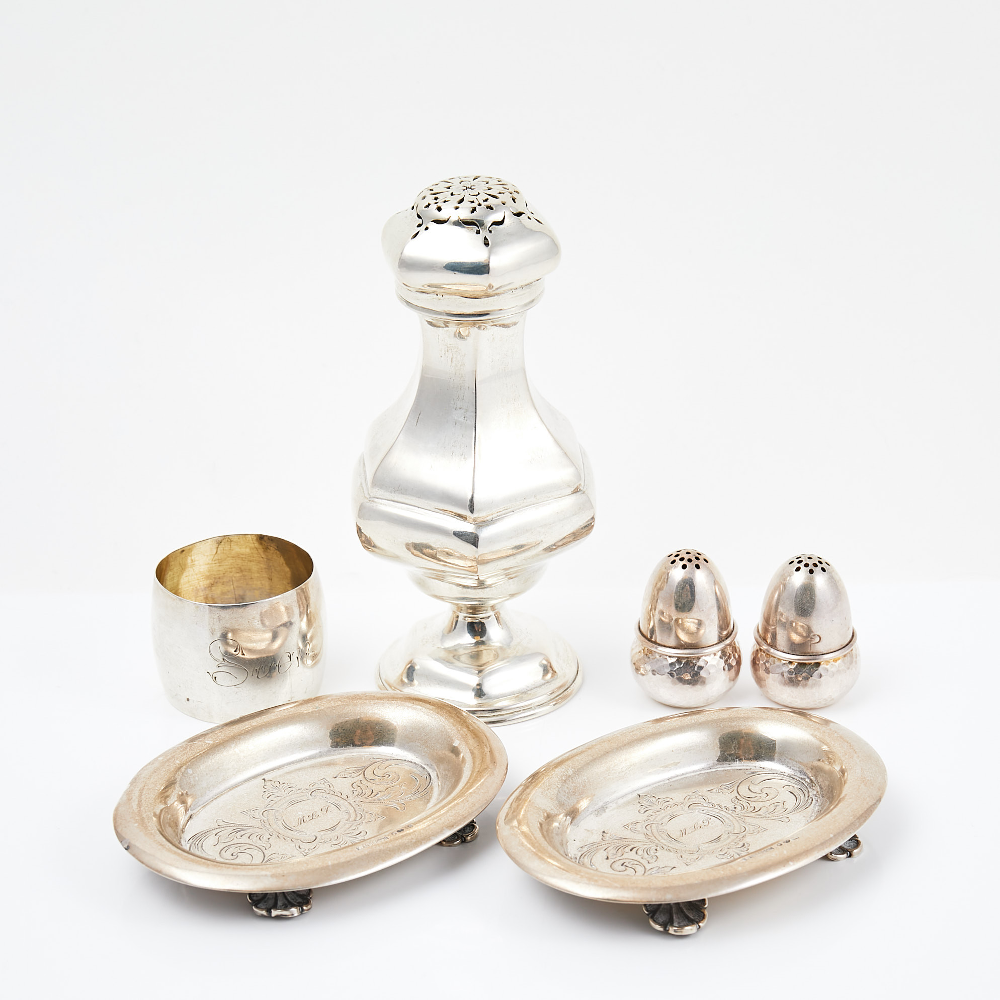 SALTKAR, STRÖARE, SERVETTRING, 6 delar, silver, bestående av ströare Mayer Wien 1860, ströare par Norge 1900-tal, saltkar K Anderson Stockholm 1896, servettring Malmö 1909.