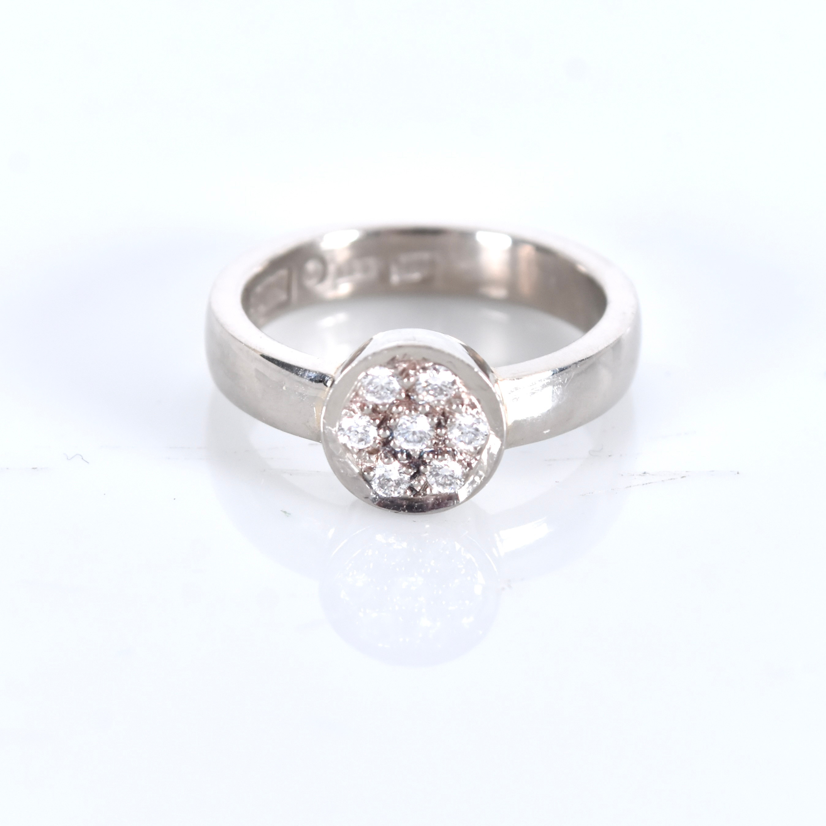 KARMOSÉRING, 18 karat vitguld med 7 åttkantslipade diamanter.