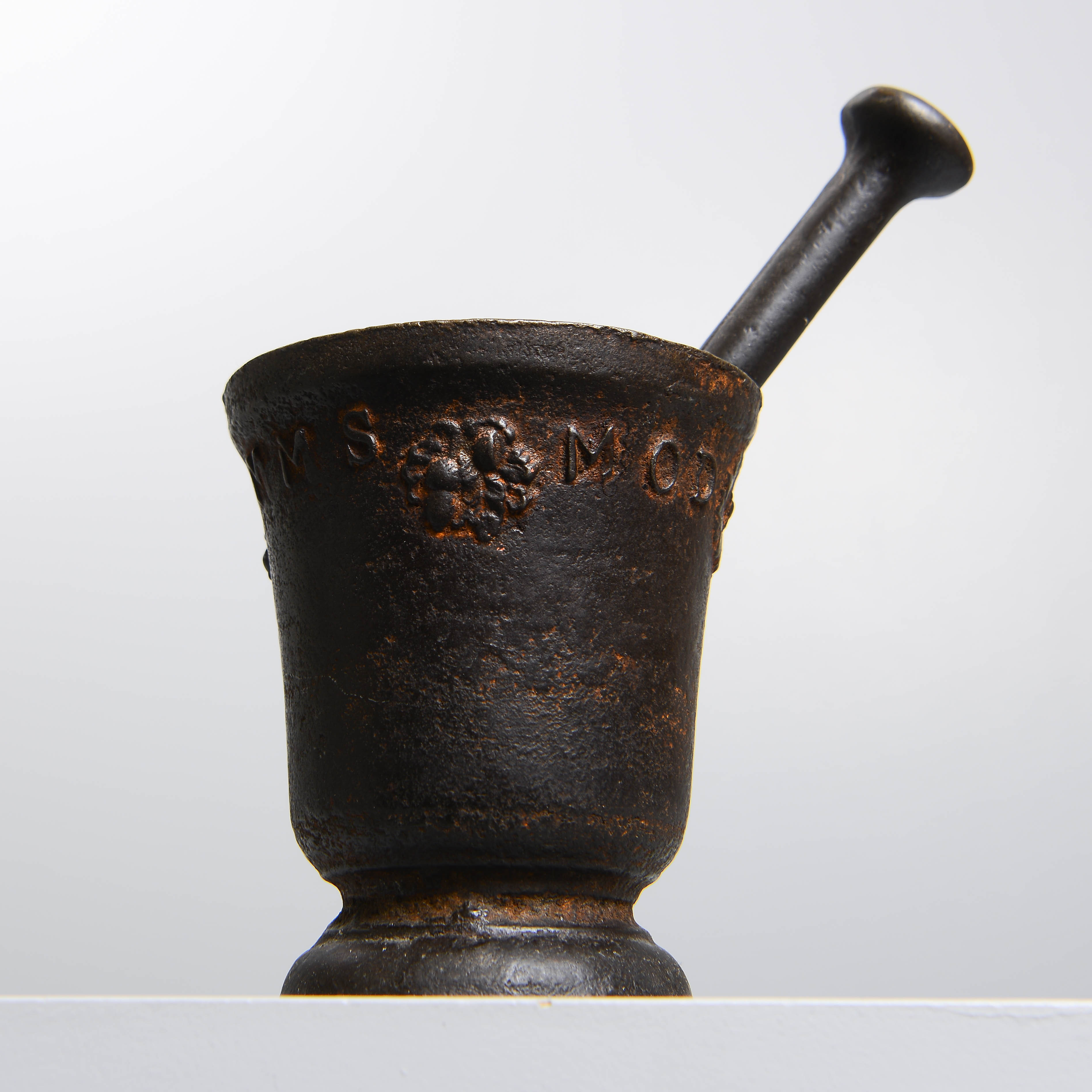 MORTEL MED STÖT, gjutjärn, daterad 1843.
