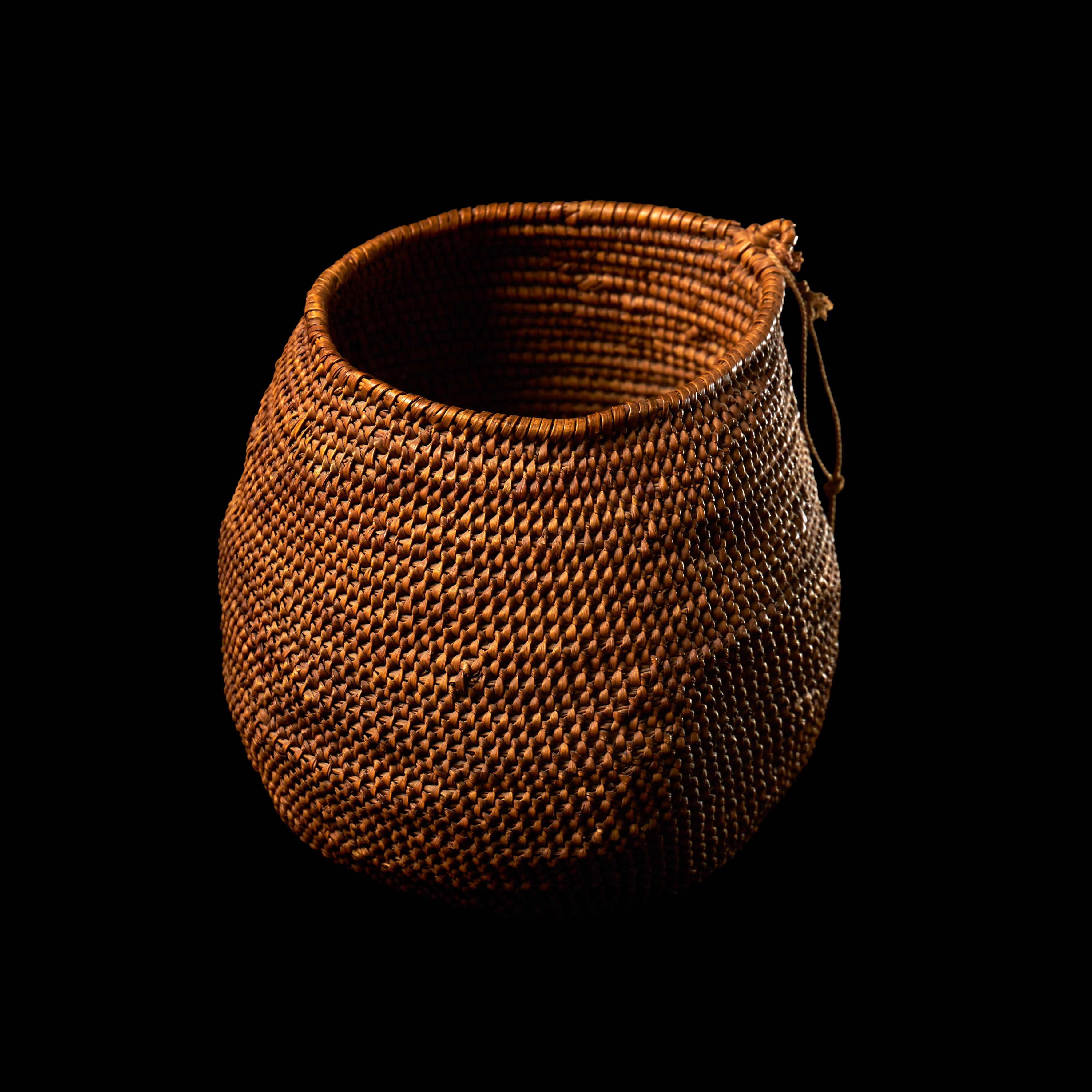 FLÄTAD KORG, 1800-tal, Yaghan (fuegian) kultur, Eldslandet Chile, metoden att fläta korgar med är typisk för Yaghanfolket och har levt kvar fram till våra dagar, korgarna användes till att samla skaldjur i när Yaghans kvinnor dök efter sådan fångst.