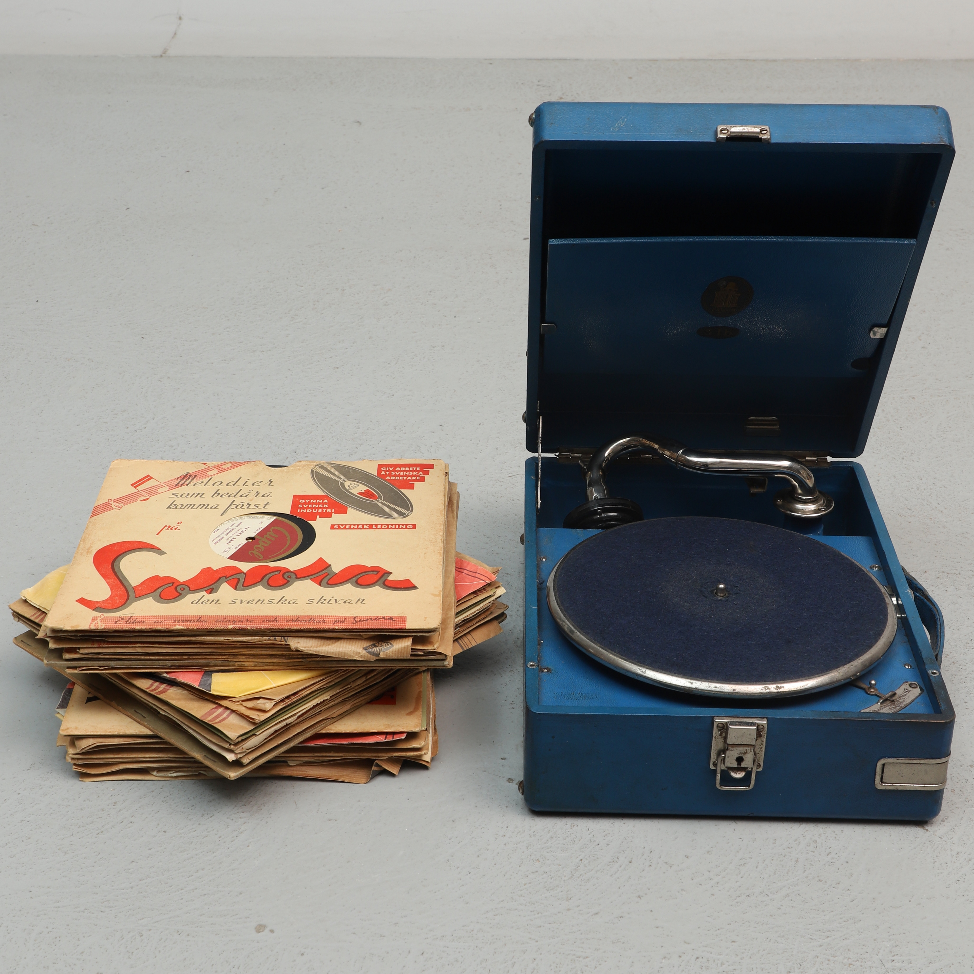 RESEGRAMMOFON med stenkakor, Skandinaviska Odeon AB, 1920/1930-tal.
