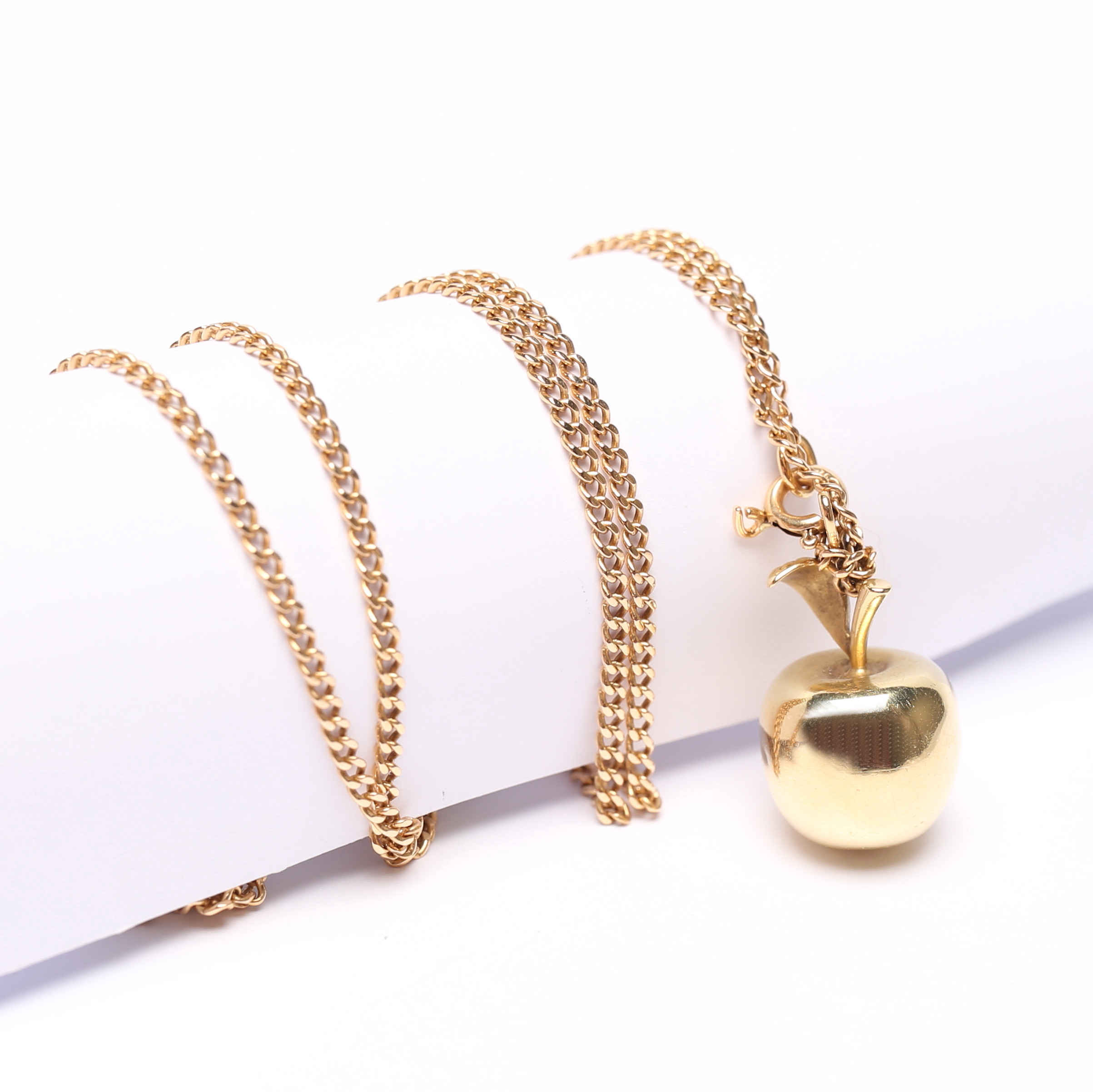HALSBAND med HÄNGE, 21K, Guld, vikt cirka 7,1 gram.