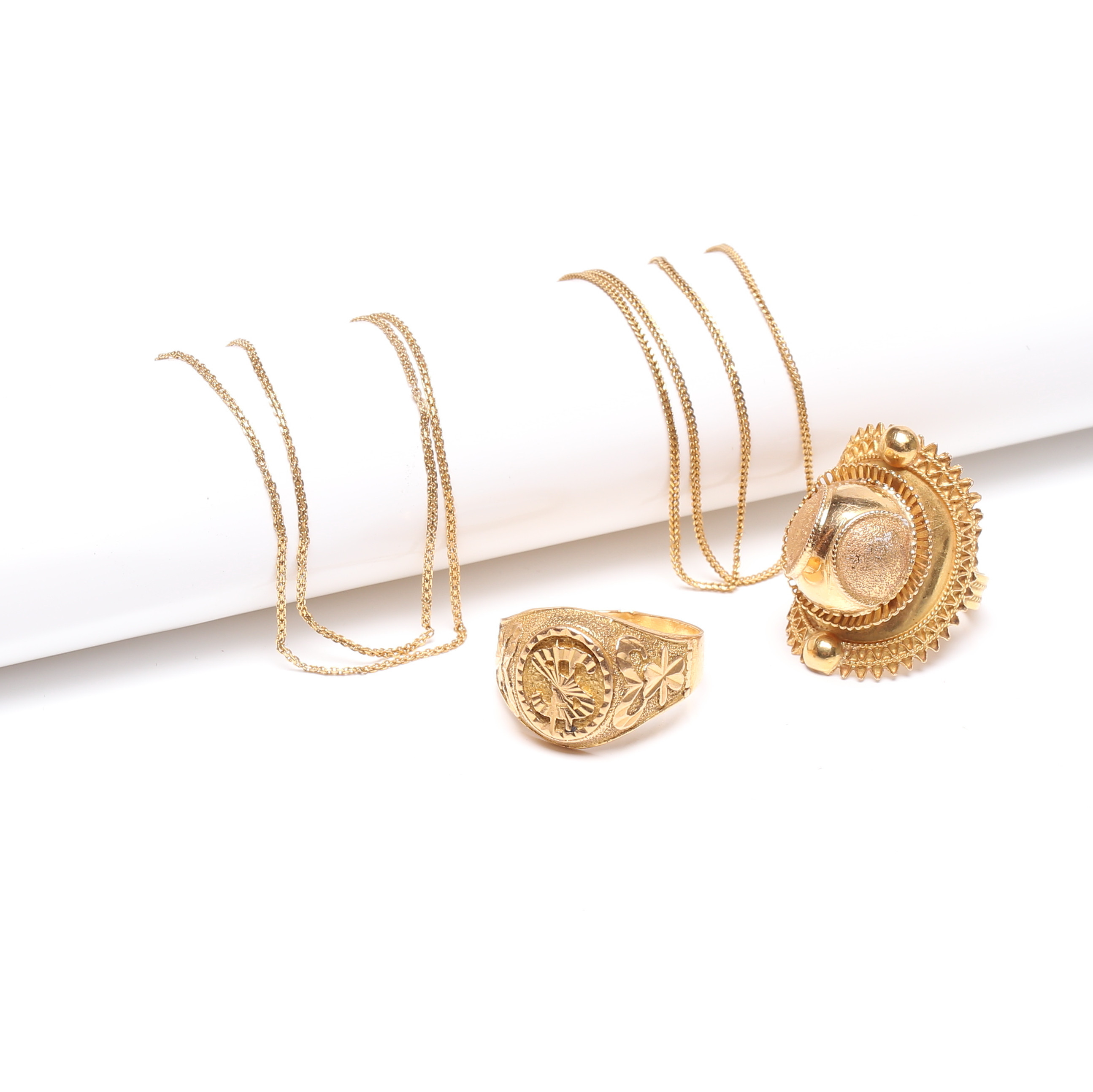 2 HALSBAND samt 2 RINGAR, 21K, Guld, vikt cirka 18,3 gram.