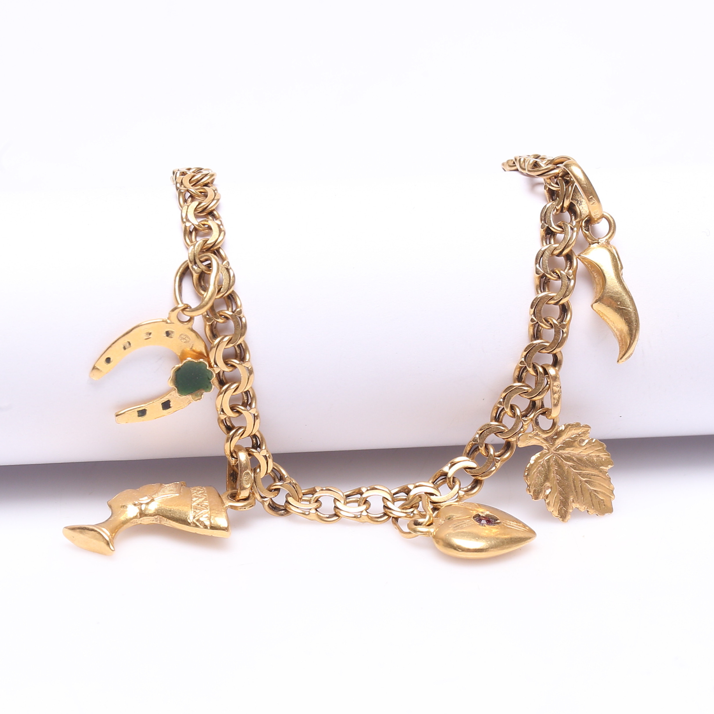 ARMBAND, 18K, Guld, med berlocker, vikt cirka 12 gram.
