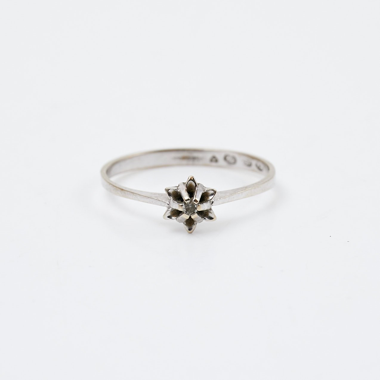 RING, 18 k vitguld, 1 åttkantslipad diamant, ca 0,015 ct, finska kontrollstämplar.