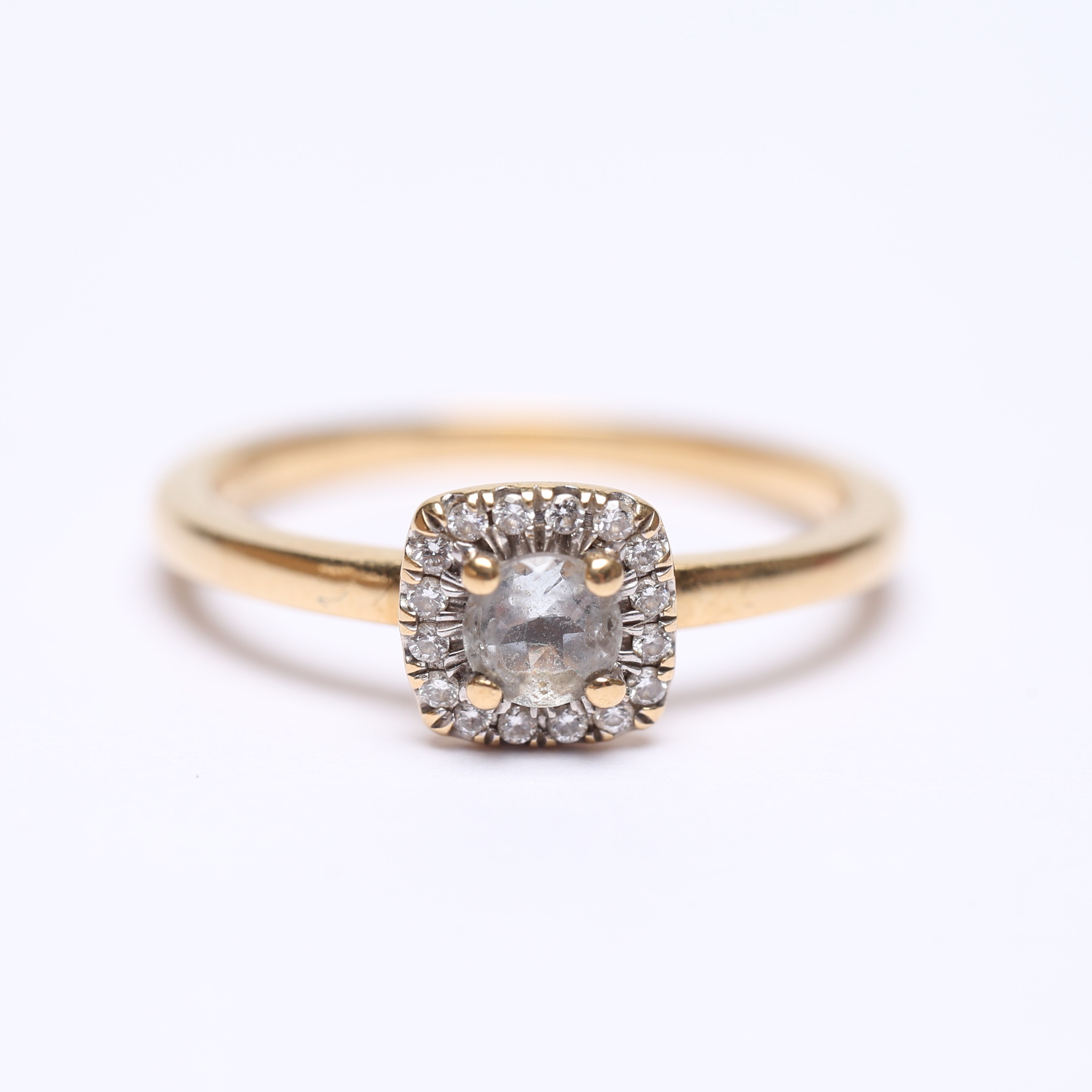 RING, Sten samt mindre diamanter, 18k, Guld, vikt cirka 2,9 gram.