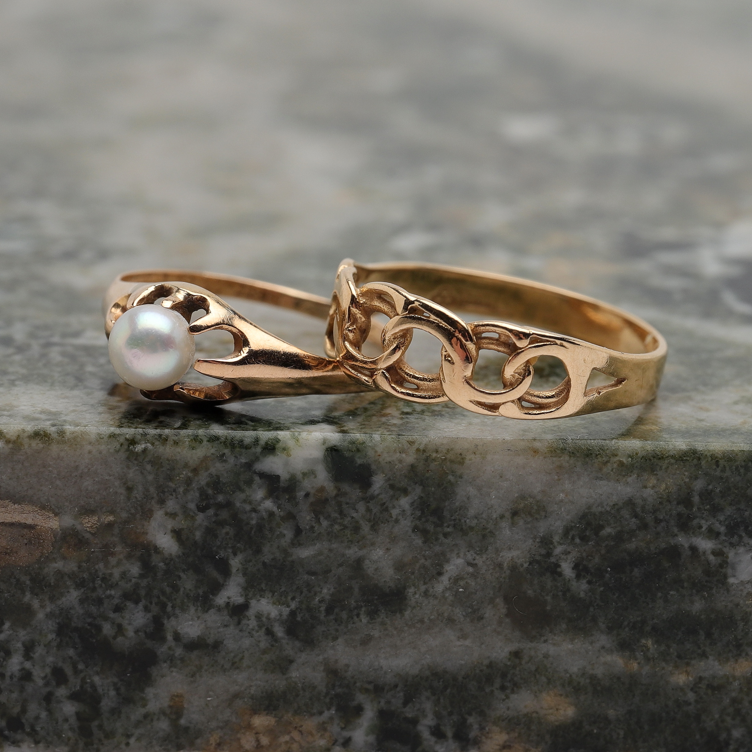RINGAR, 2 st, 18k guld, totalvikt ca 2,6 g.
