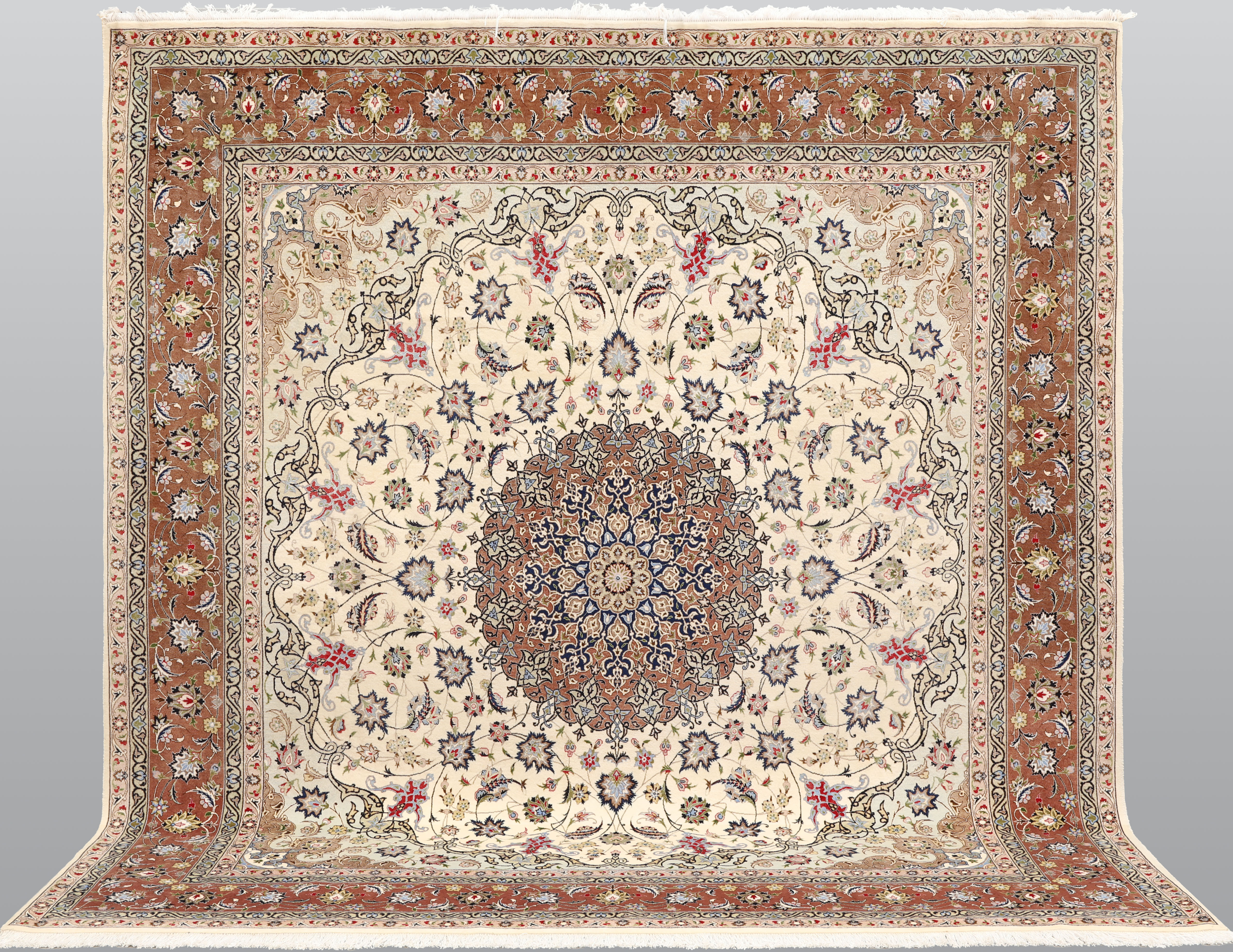 MATTA. Täbriz part silk fine, s.k 50 radj, ca 500.000 knutar/kvm, 271 x 252 cm.