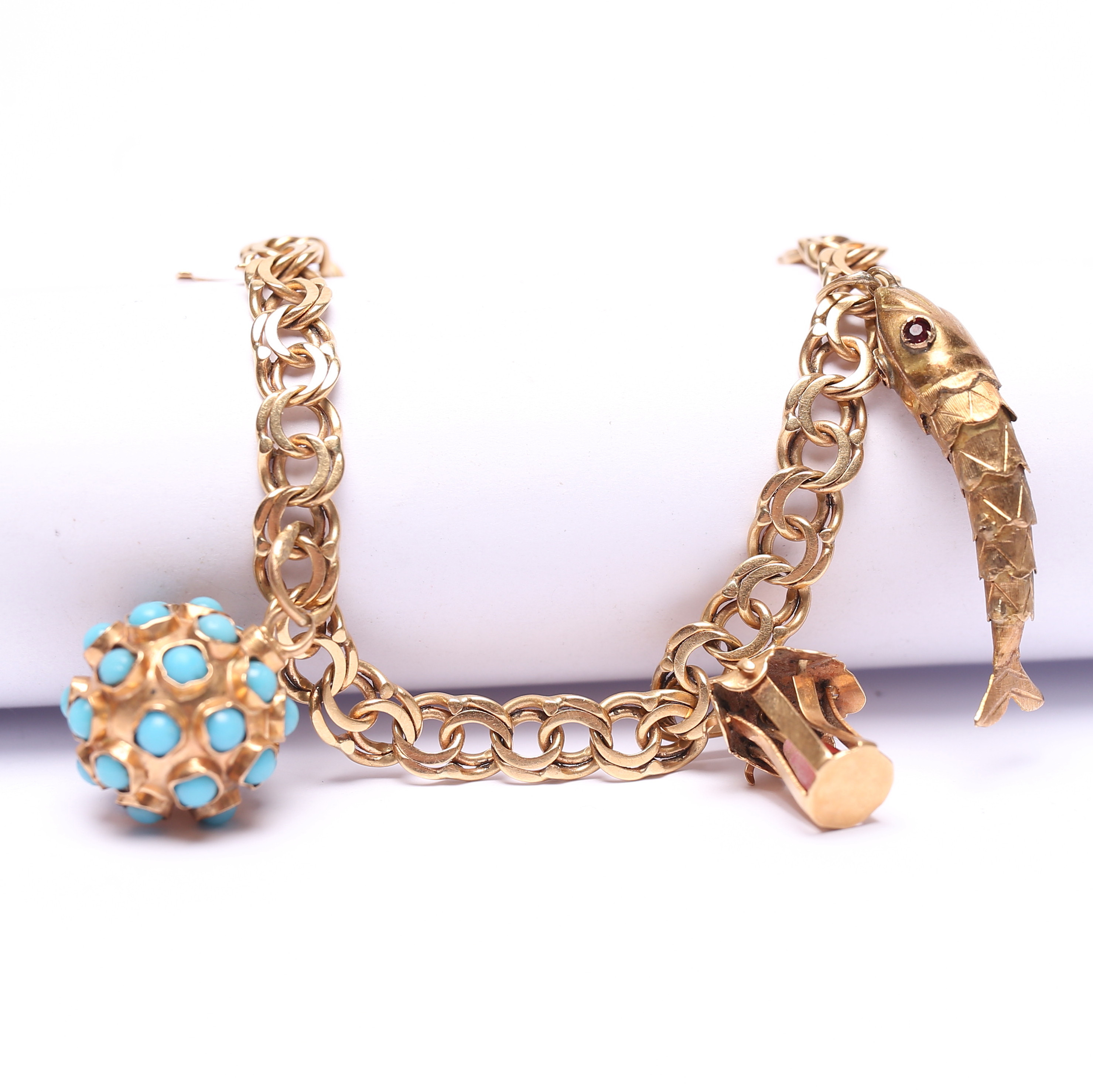 ARMBAND med BERLOCKER, 18k, guld, vikt ca 17,6 gram, bismarck.