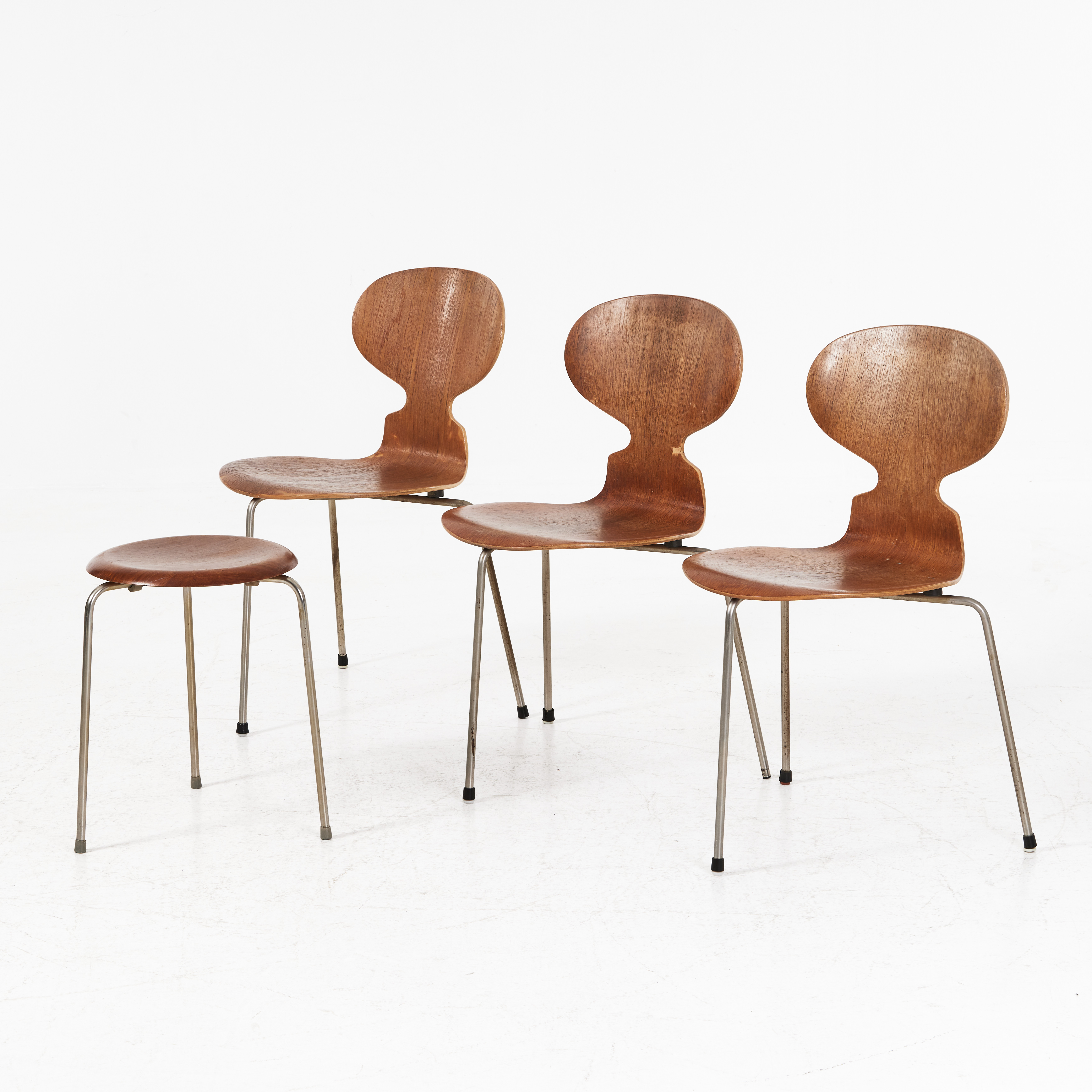 ARNE JACOBSEN. Stolar "Myran" trebenta, och pall, Fritz Hansen. Teakfanerade sitsar, metallben.