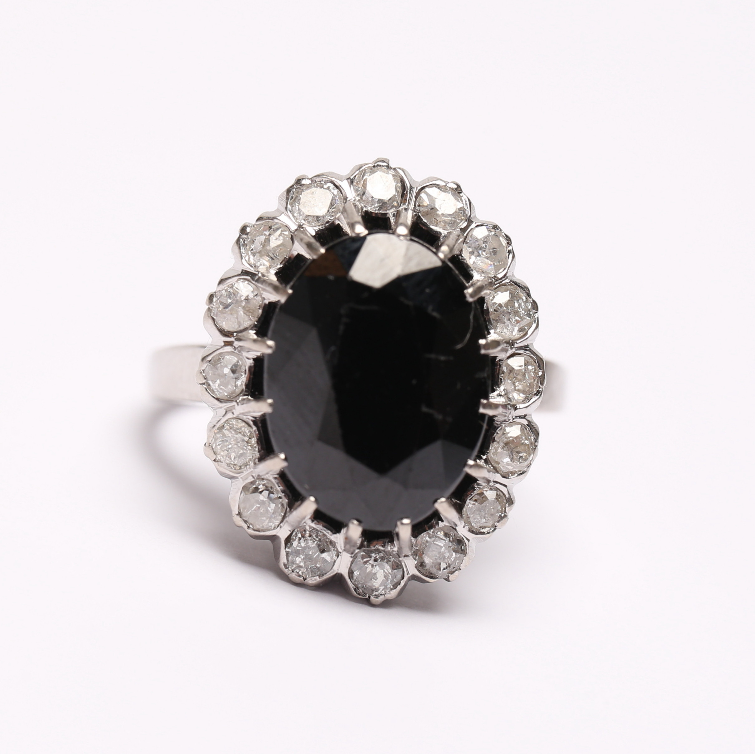 CARMOSÉRING, 18k, Guld, med Safir samt Diamanter, vikt cirka 6,4 gram.