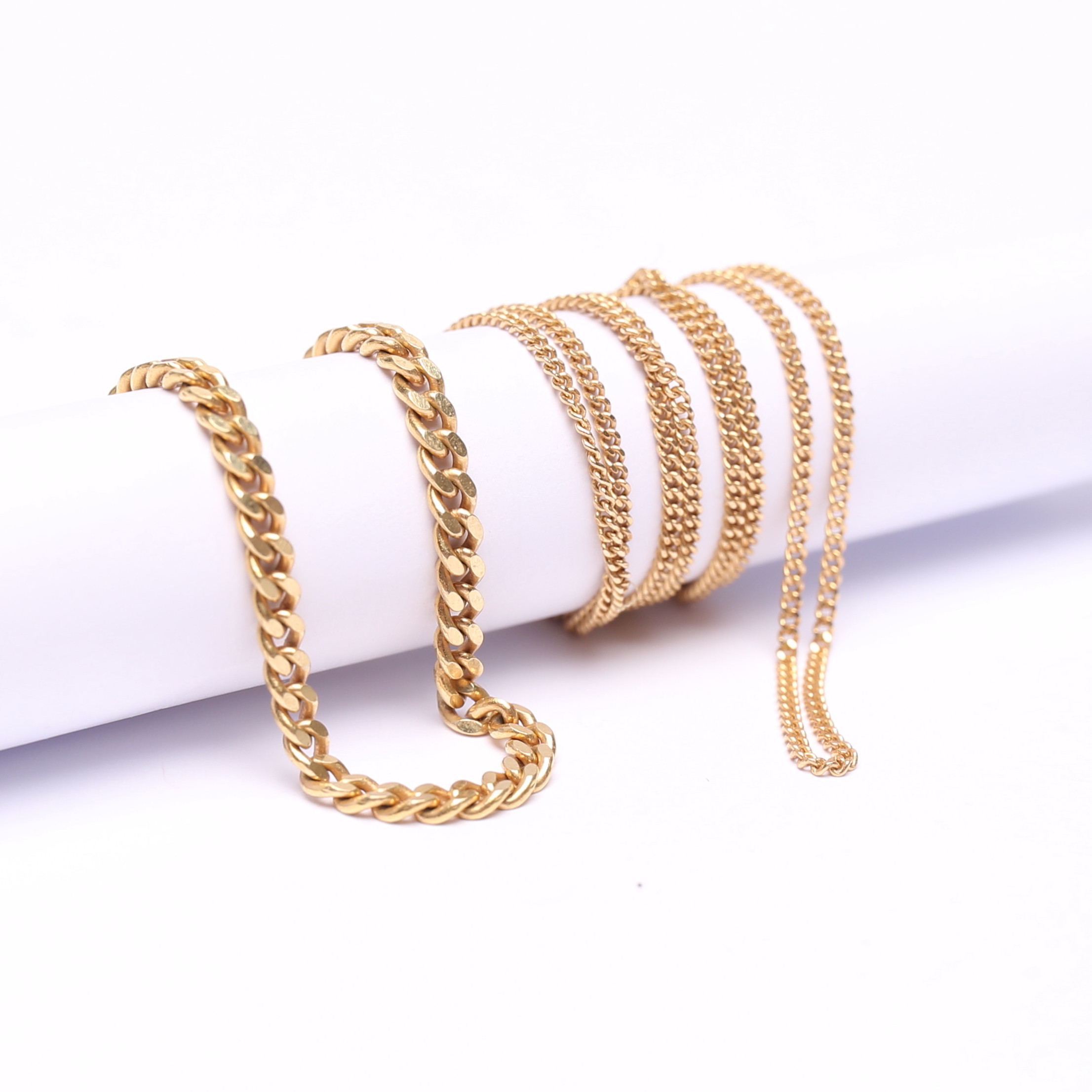 HALSKEDJA samt ARMBAND, 18k, Guld, vikt cirka 9,3 gram.