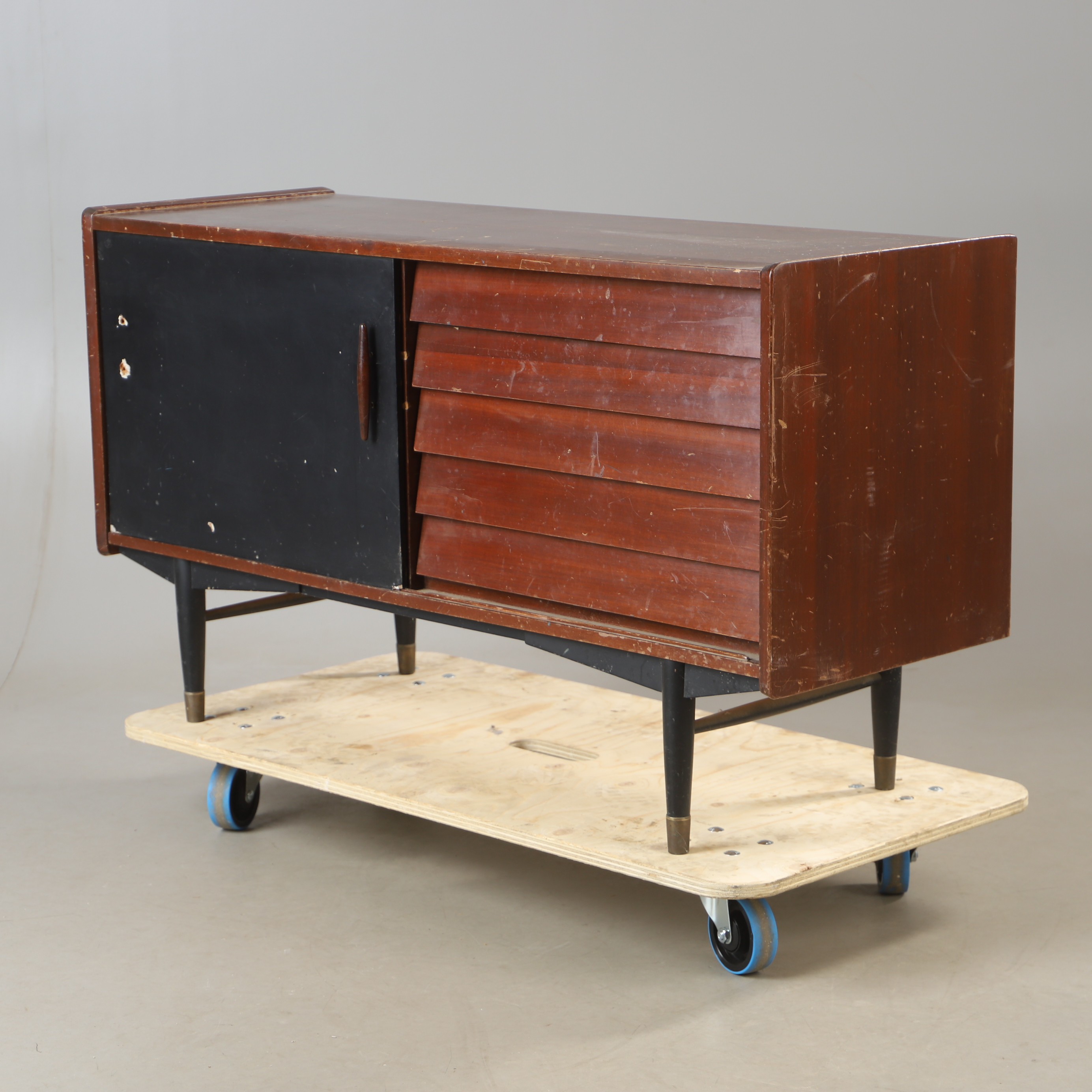 SIDEBOARD, "Trio", Nils Jonsson, Hugo Troeds, Bjärnum, 1900-talets mitt.