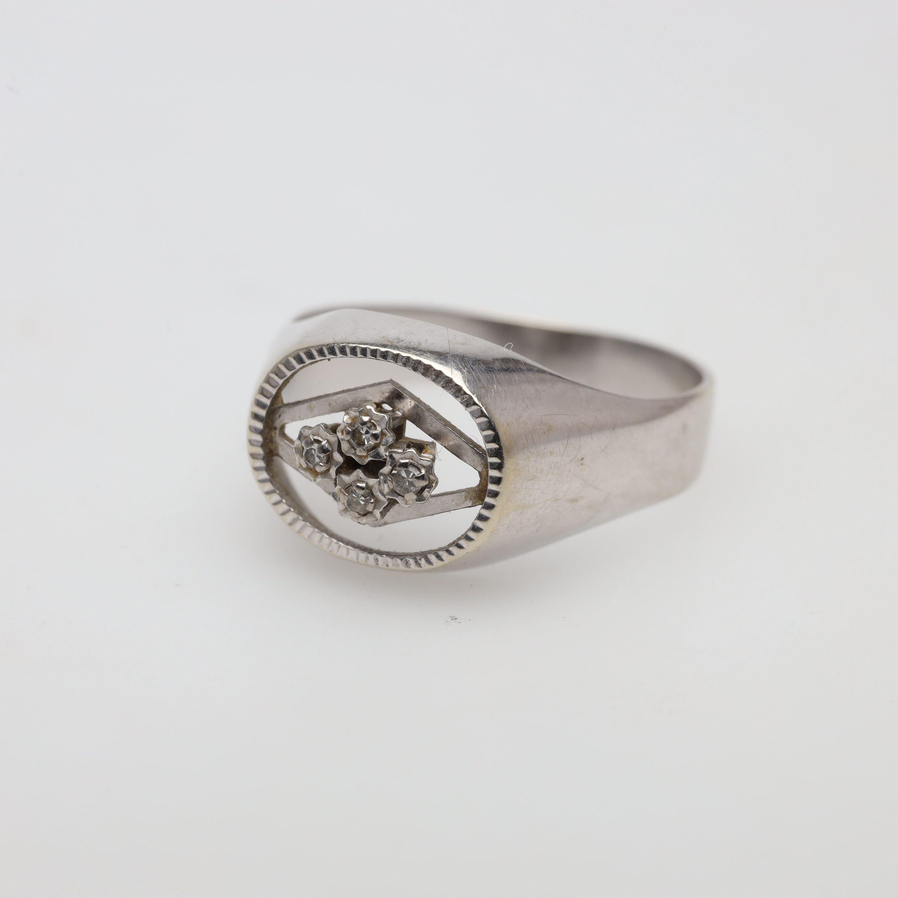 RING 18K, guld, bruttovikt ca 3,8 gram.