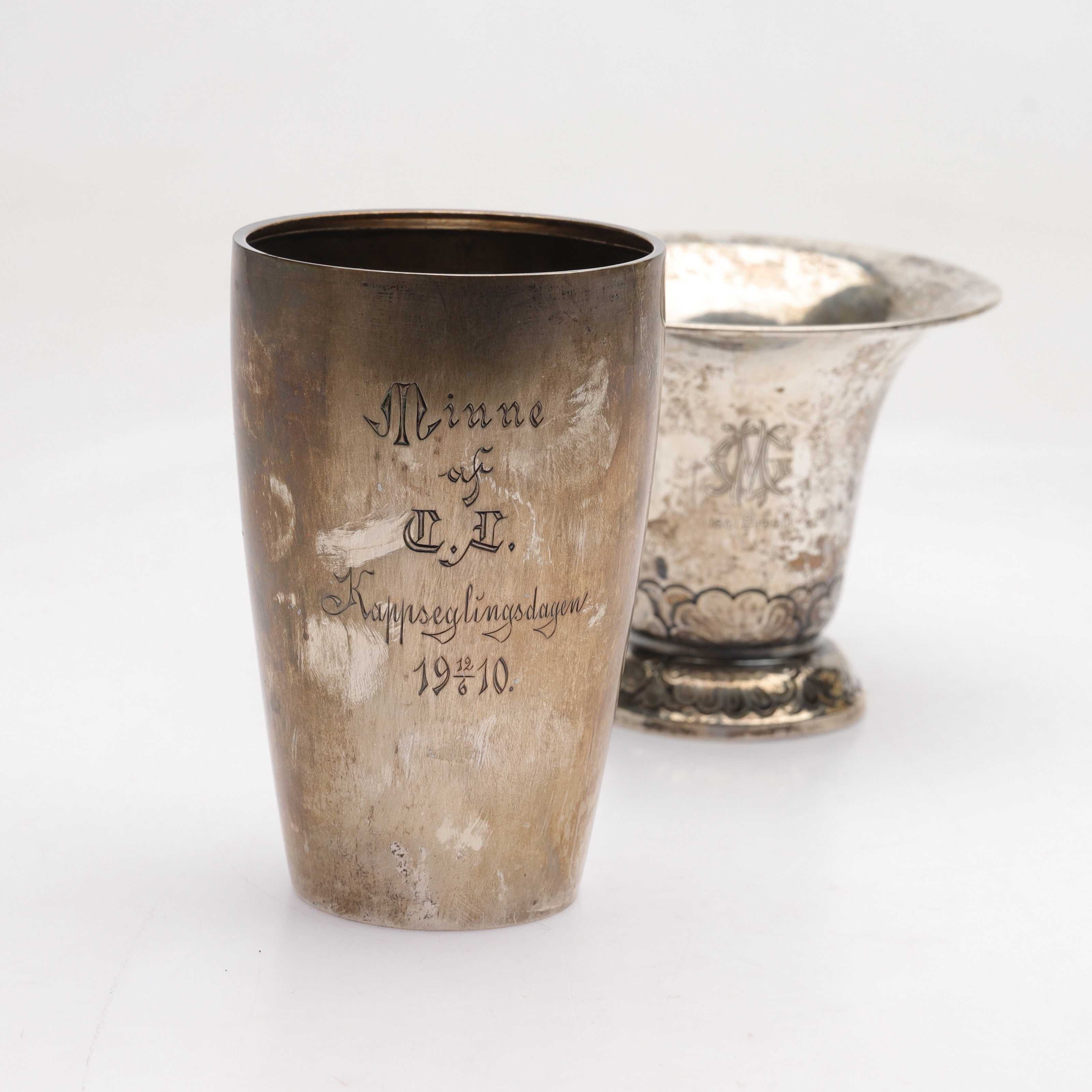 SILVERBÄGARE, 2 st, CG Hallberg och GAB, 1900-tal, totalvikt ca 282g.