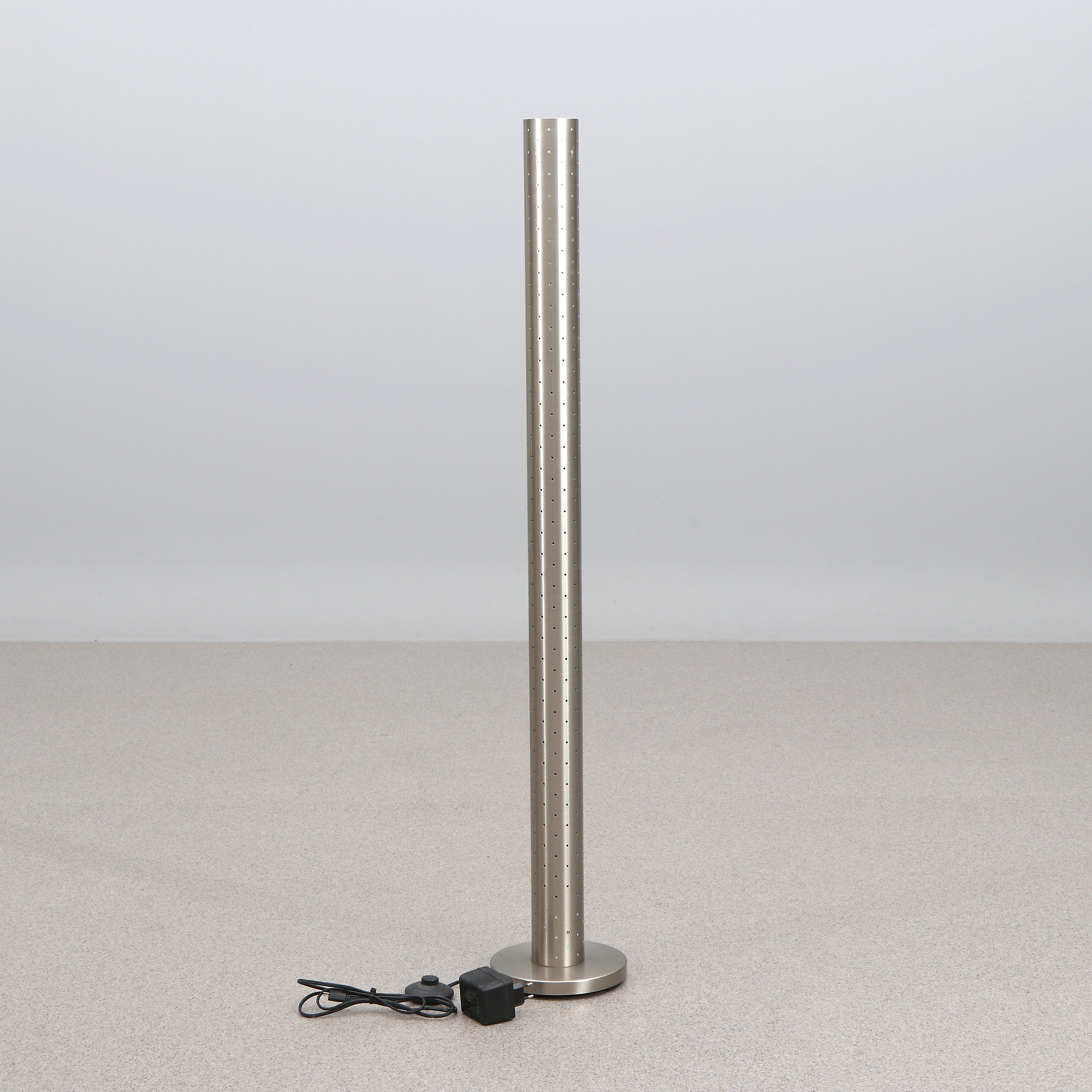 GOLVLAMPA. Borstat perforerat stål. Cylinderformad. Samtida tillverkning.
