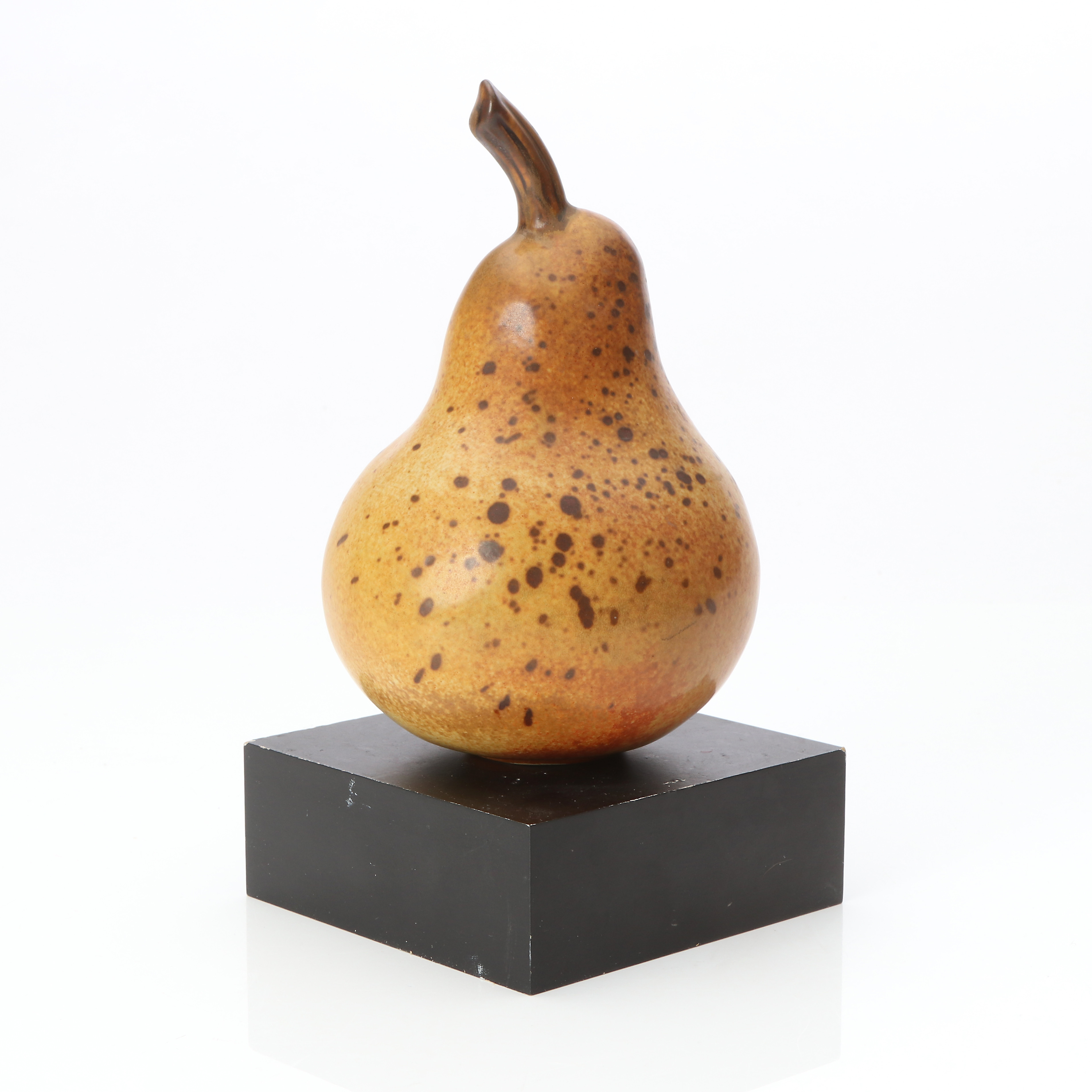 KERSTIN HÖRNLUND. Keramikskulptur. Stengods på träsockel. Päron. Rörstrand, märkt undertill.