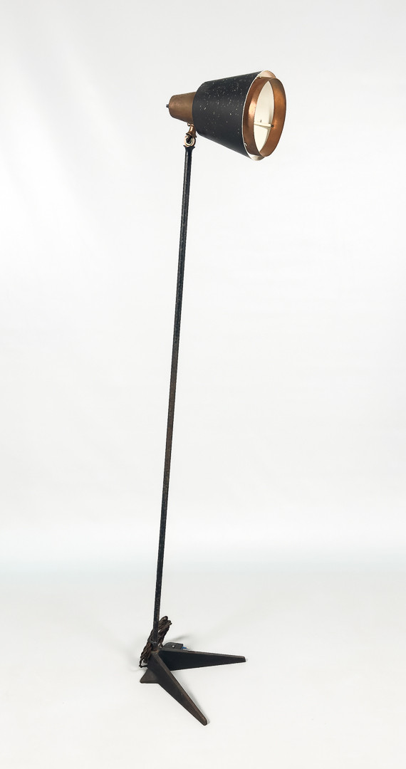 GOLVLAMPA, Koppar och plåt, fot i gjutjärn, Falkenberg, 1950/60-tal, Sverige.