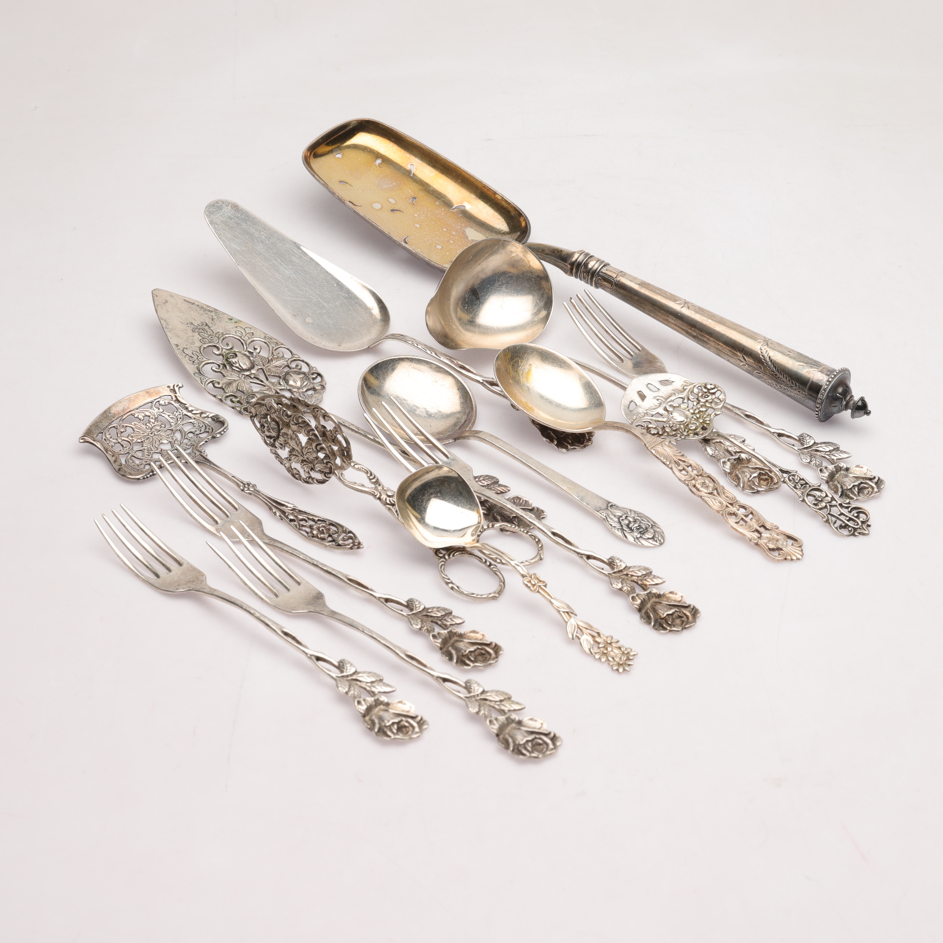 SILVERBESTICK, 15 delar, olika tillverkare och modeller, 1900-tal, främst Sverige, totalvikt ca 442,4g.
