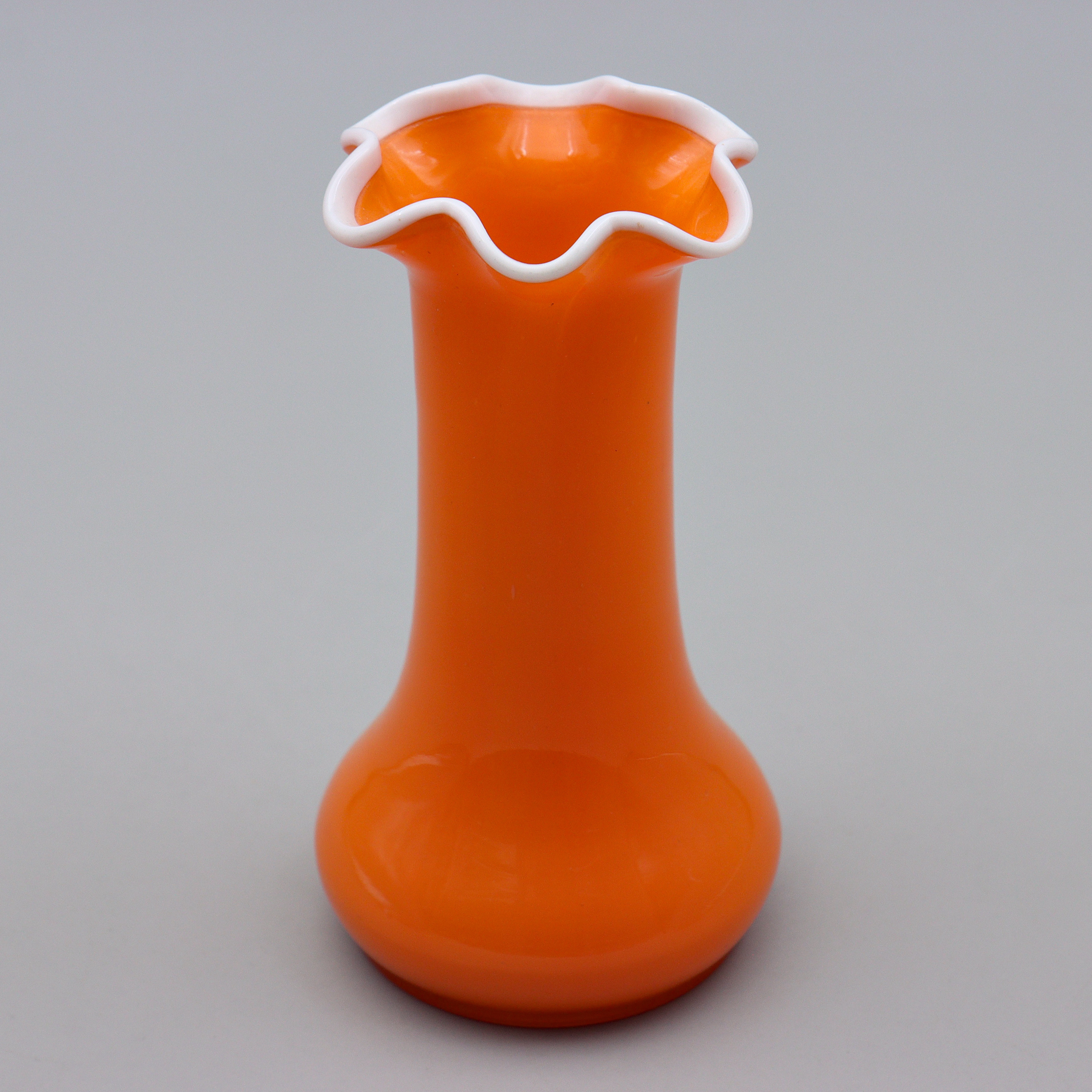 GÖTEBORGS GLASBRUK (1800-TAL) ORANGE VAS MED VIT KANT.