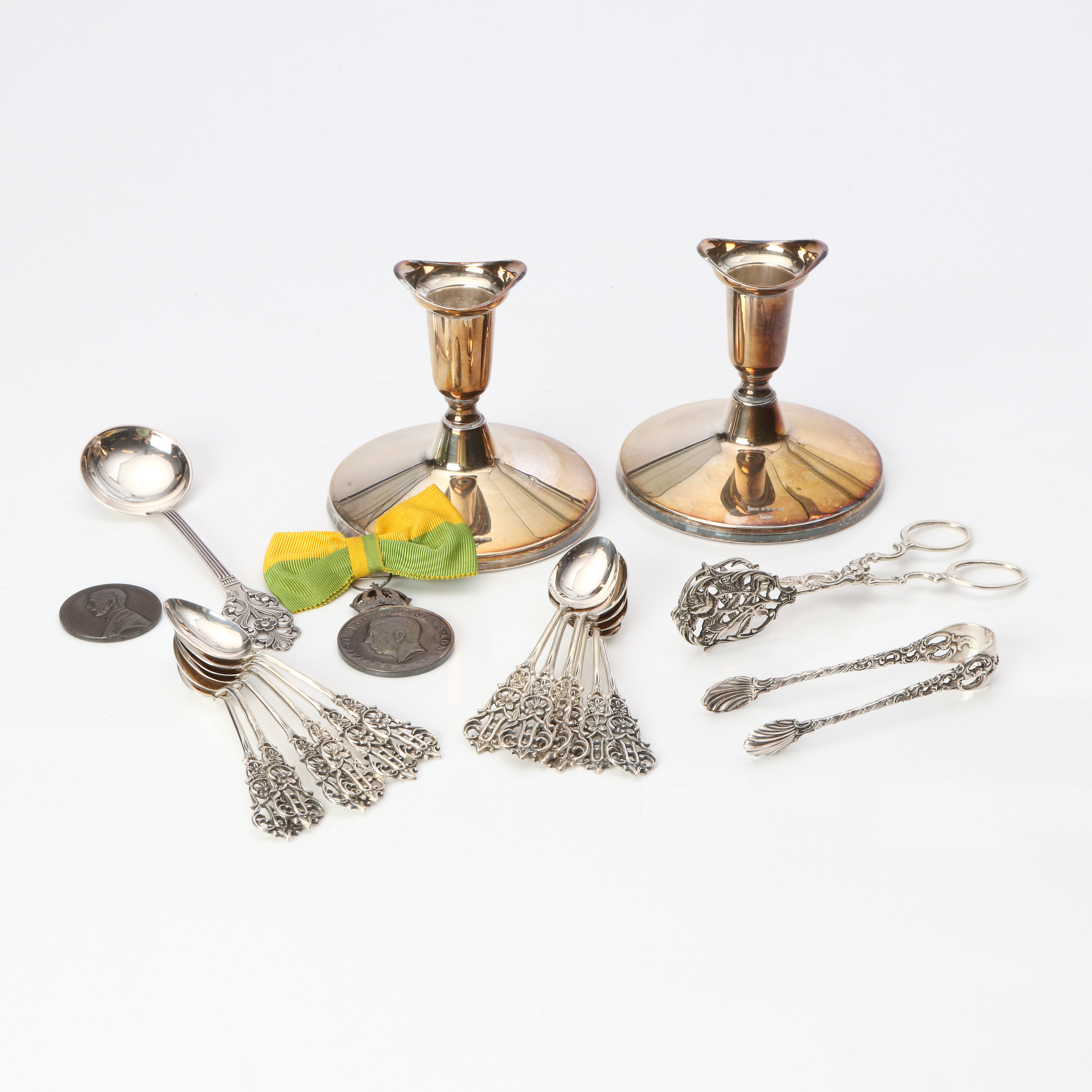 PARTI SILVER, 19 DELAR. Vikt exklusive ljusstakar med fyllda fötter samt medalj med band ca 160 gram.