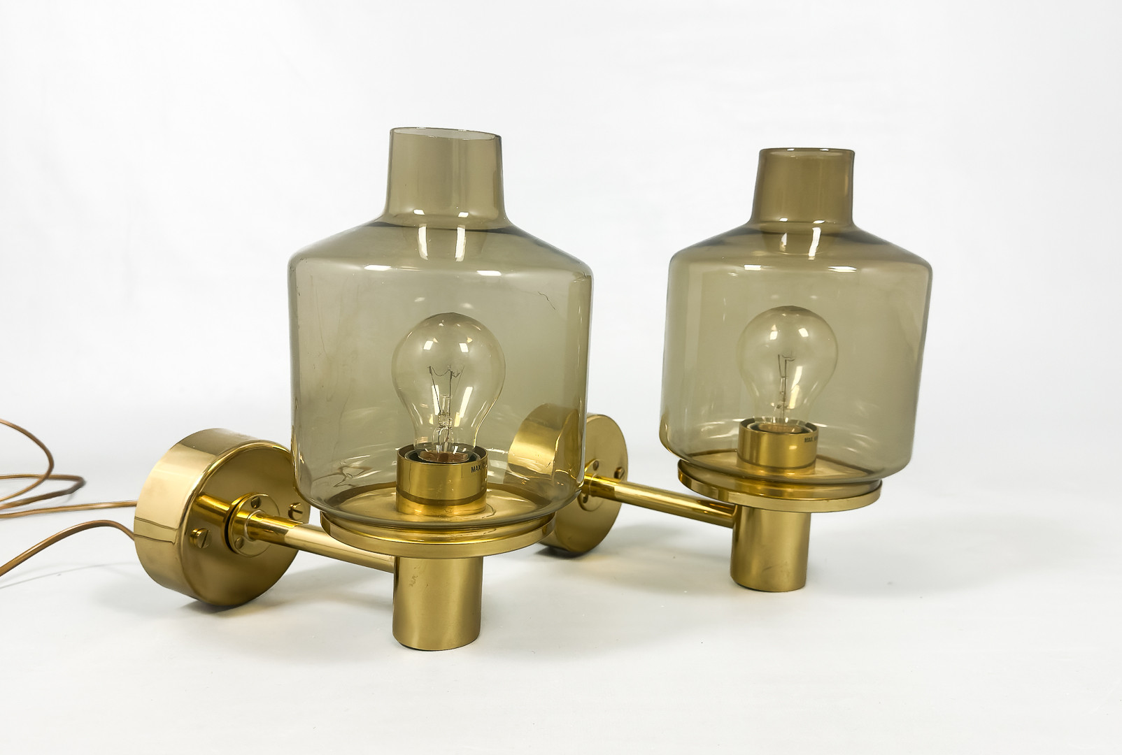 HANS-AGNE JAKOBSSON. VÄGGLAMPOR, Ett par, Mässing och glas, Markaryd, 1900-tal.