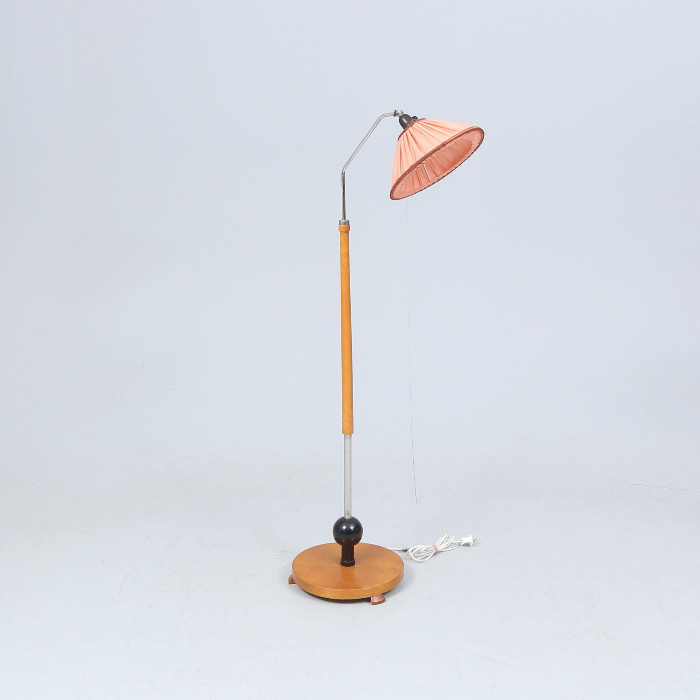 GOLVLAMPA, björk och svärtat trä, Art Deco, 1900-talets första hälft.