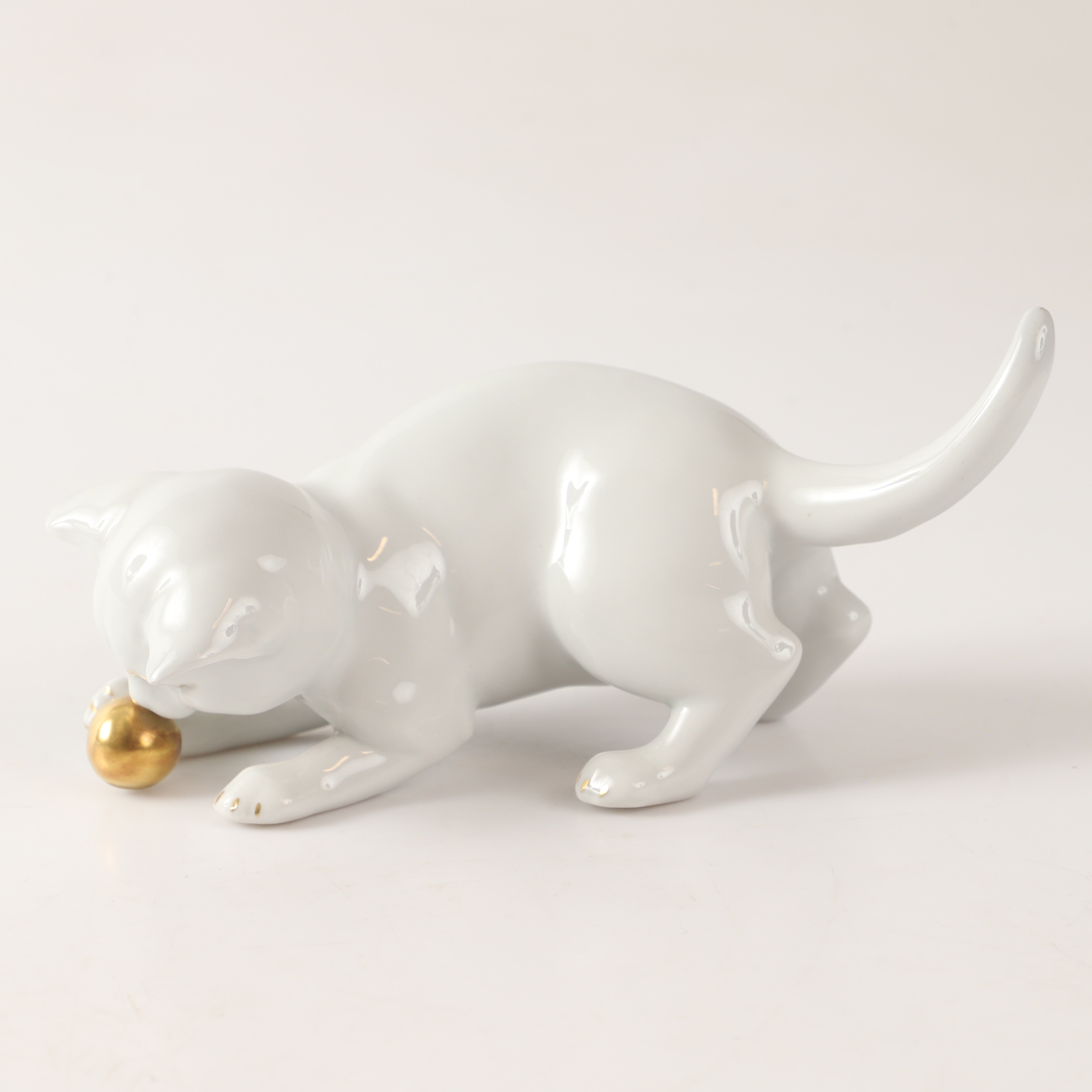 FIGURIN, katt med boll, porslin med förgyllning, Metzer & Orloff, Tyskland.