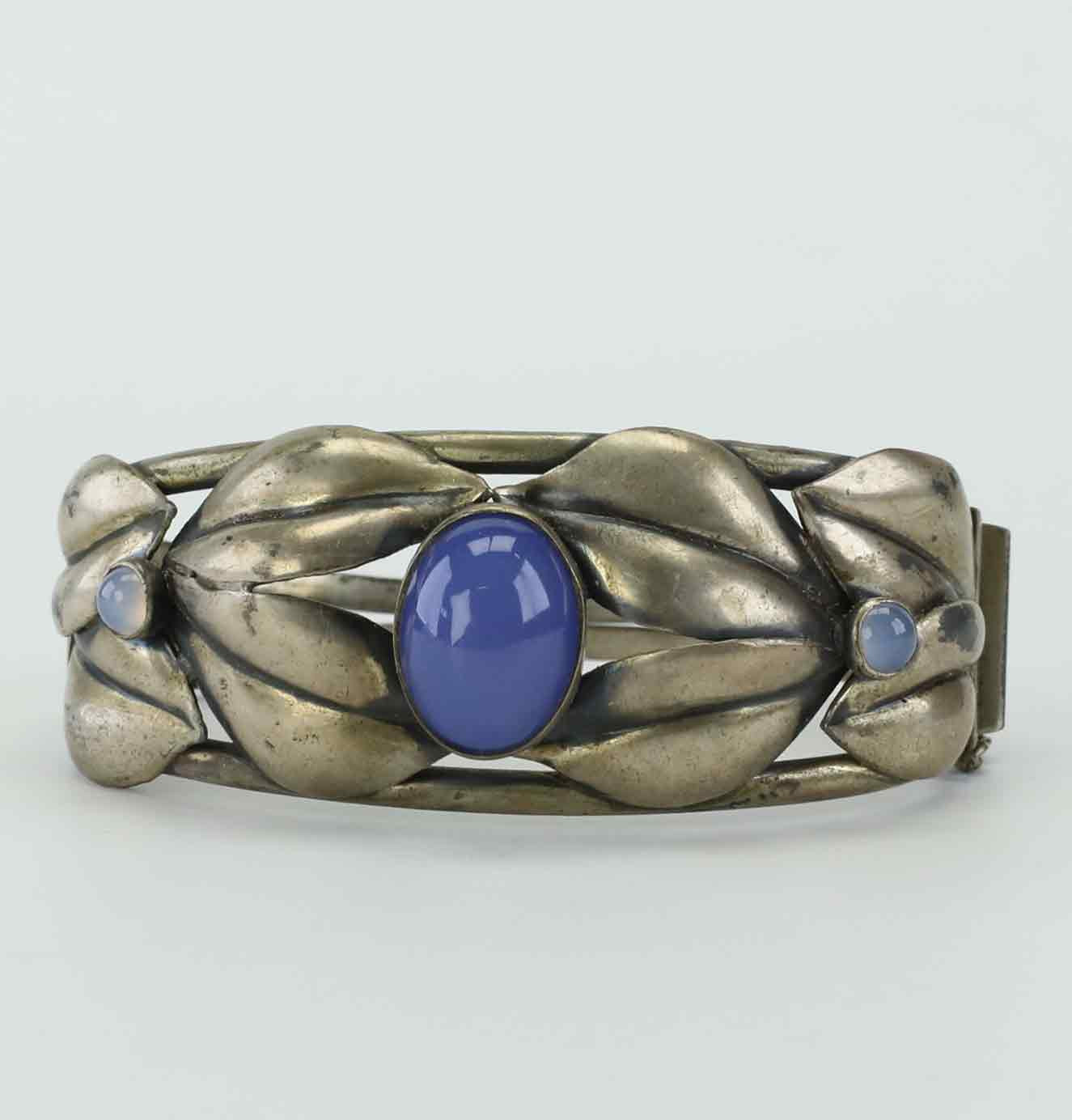 ARMBAND, silver, cabochonslipad blå troligen kalcedon, Stockhol, 1955.