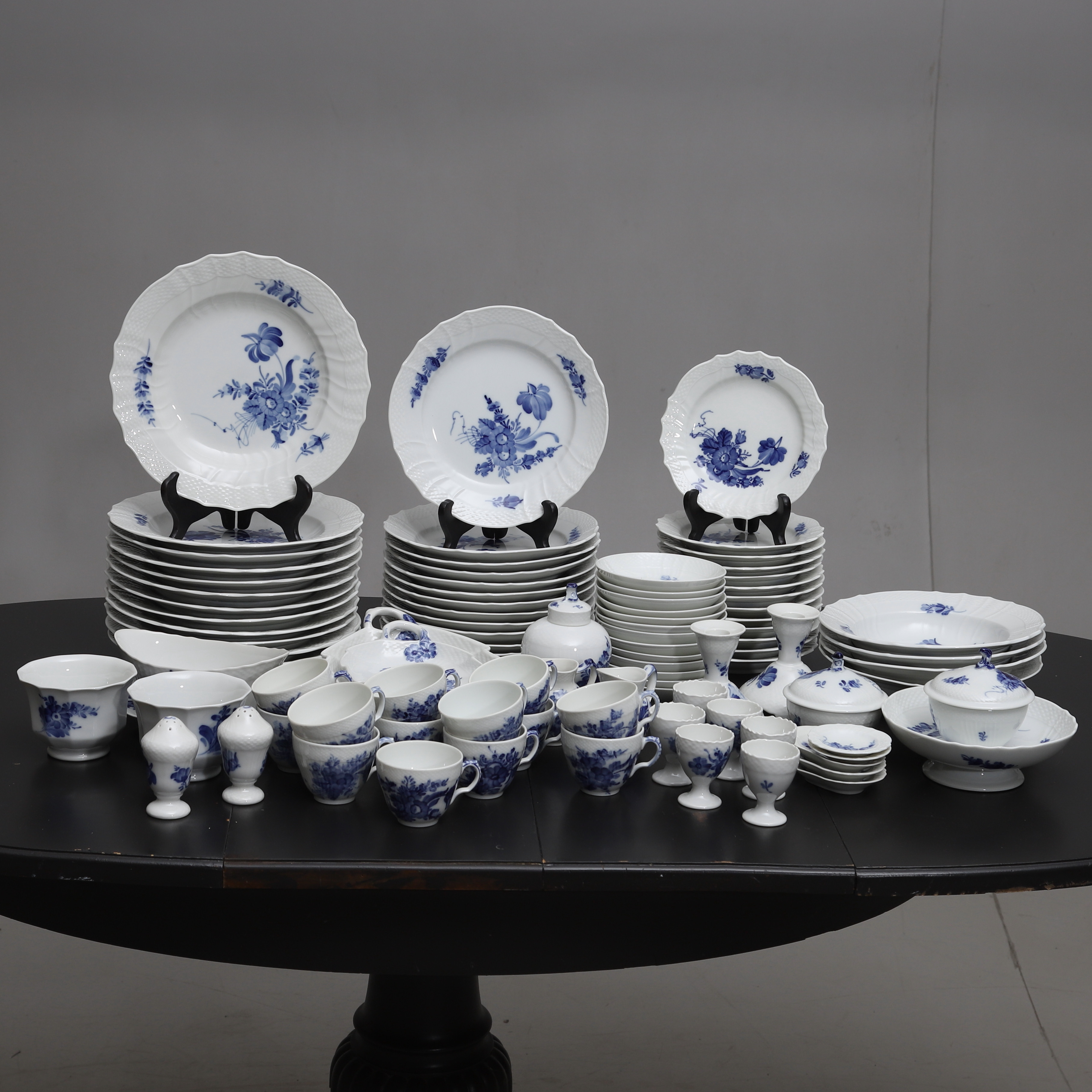MAT-/KAFFESERVIS, 81 delar, porslin, "Blå Blomst", Royal Copenhagen, Danmark.