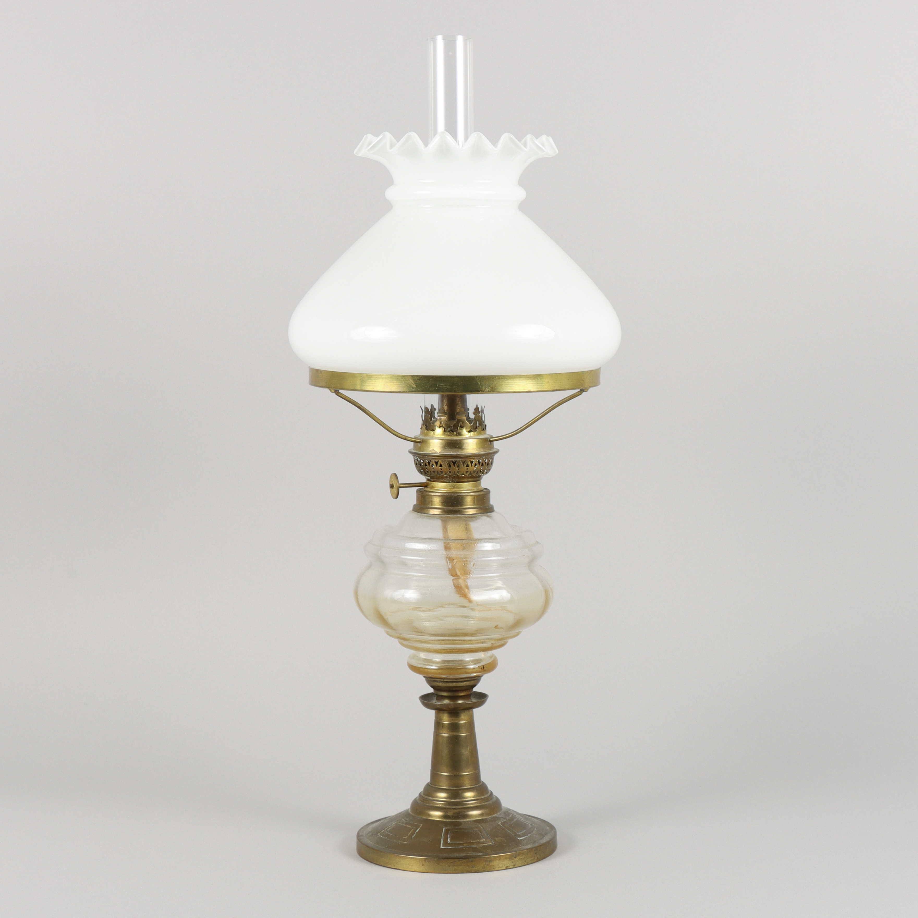BORDSFOTOGENLAMPA 18/1900-tal, fot i mässing.