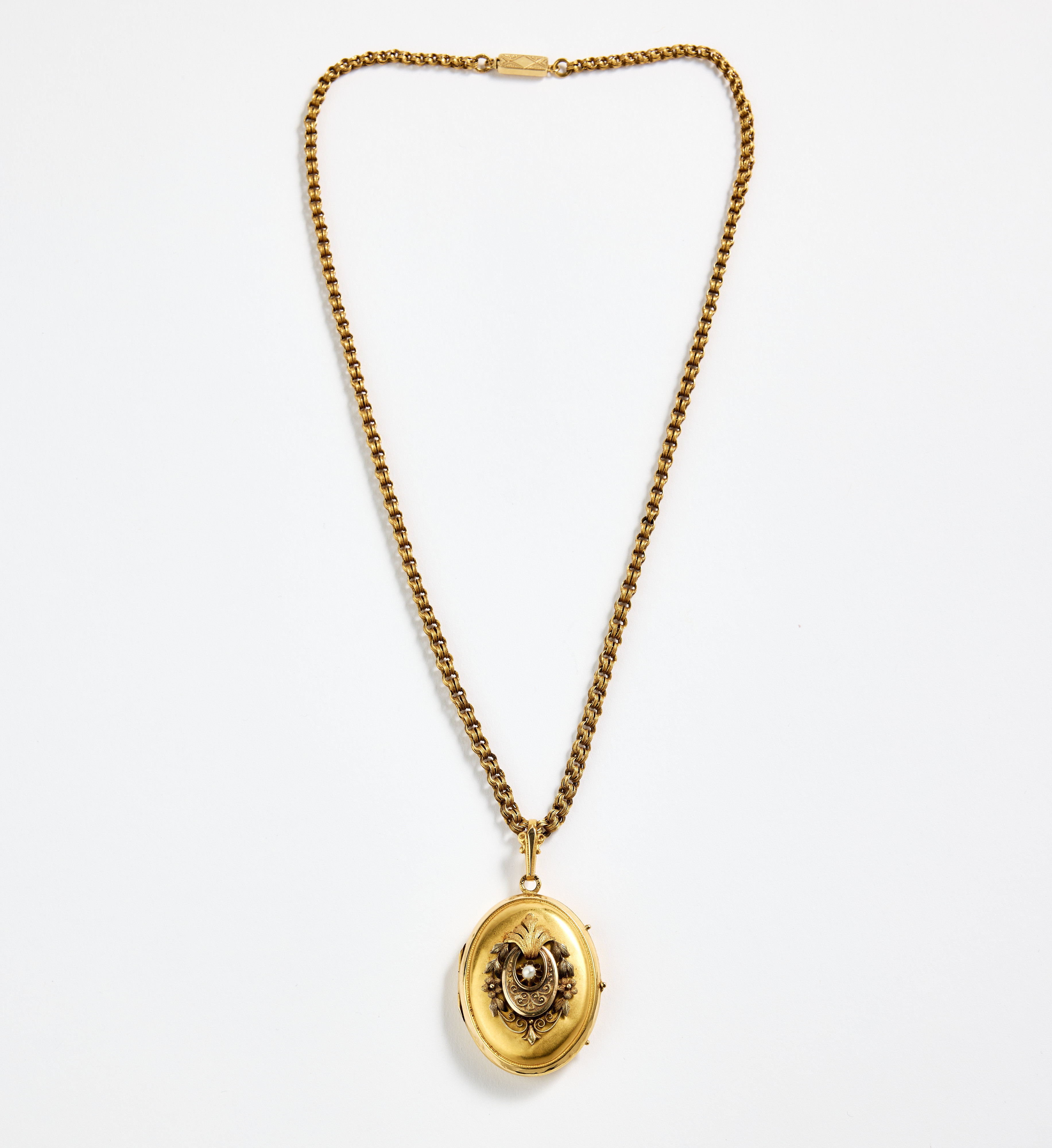 MEDALJONG/KEDJA, 18K guld med halvpärla, Stockholm 1870-tal.