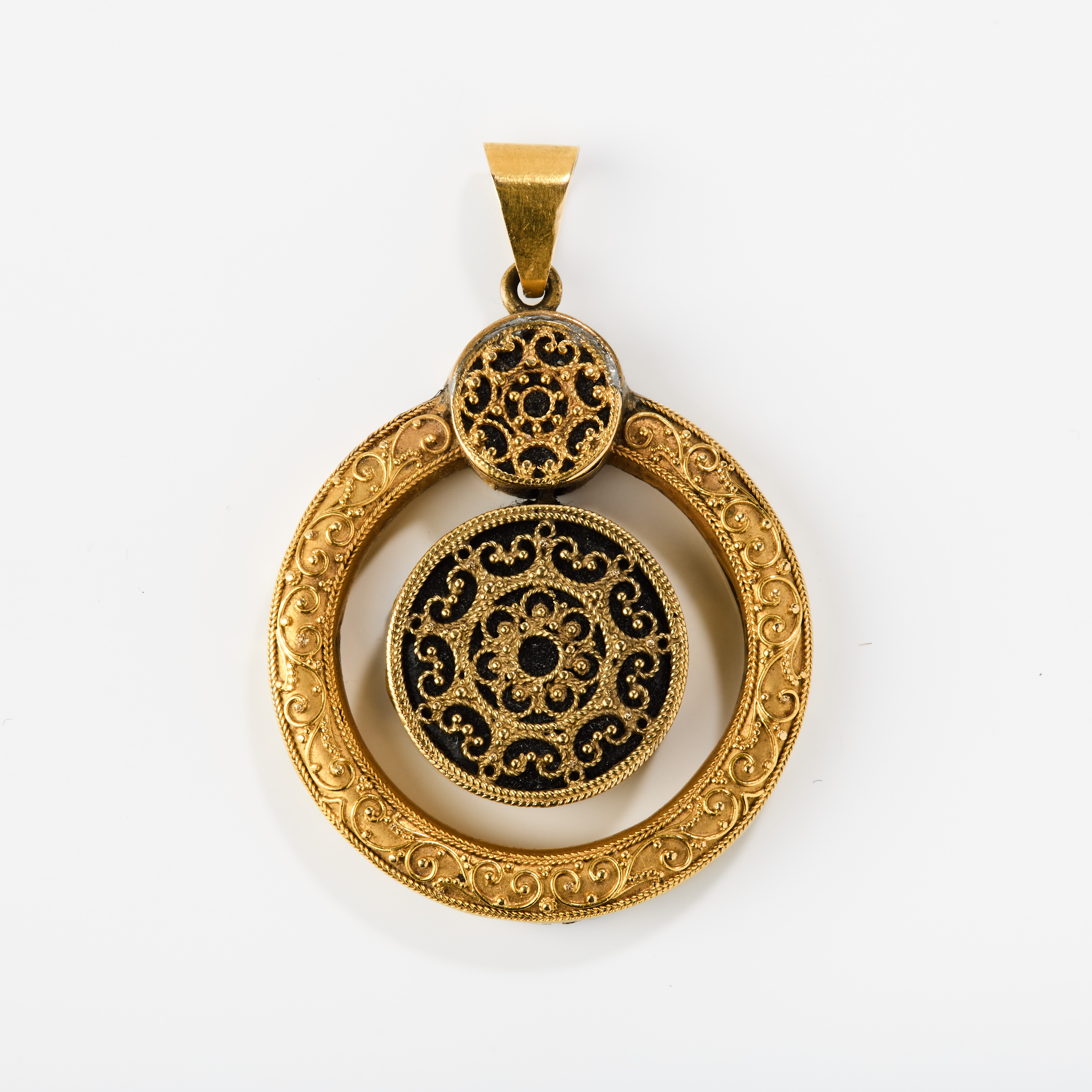 MEDALJONG, 18K guld/emalj, Gustav Möllenborg, Stockholm 1870-tal.