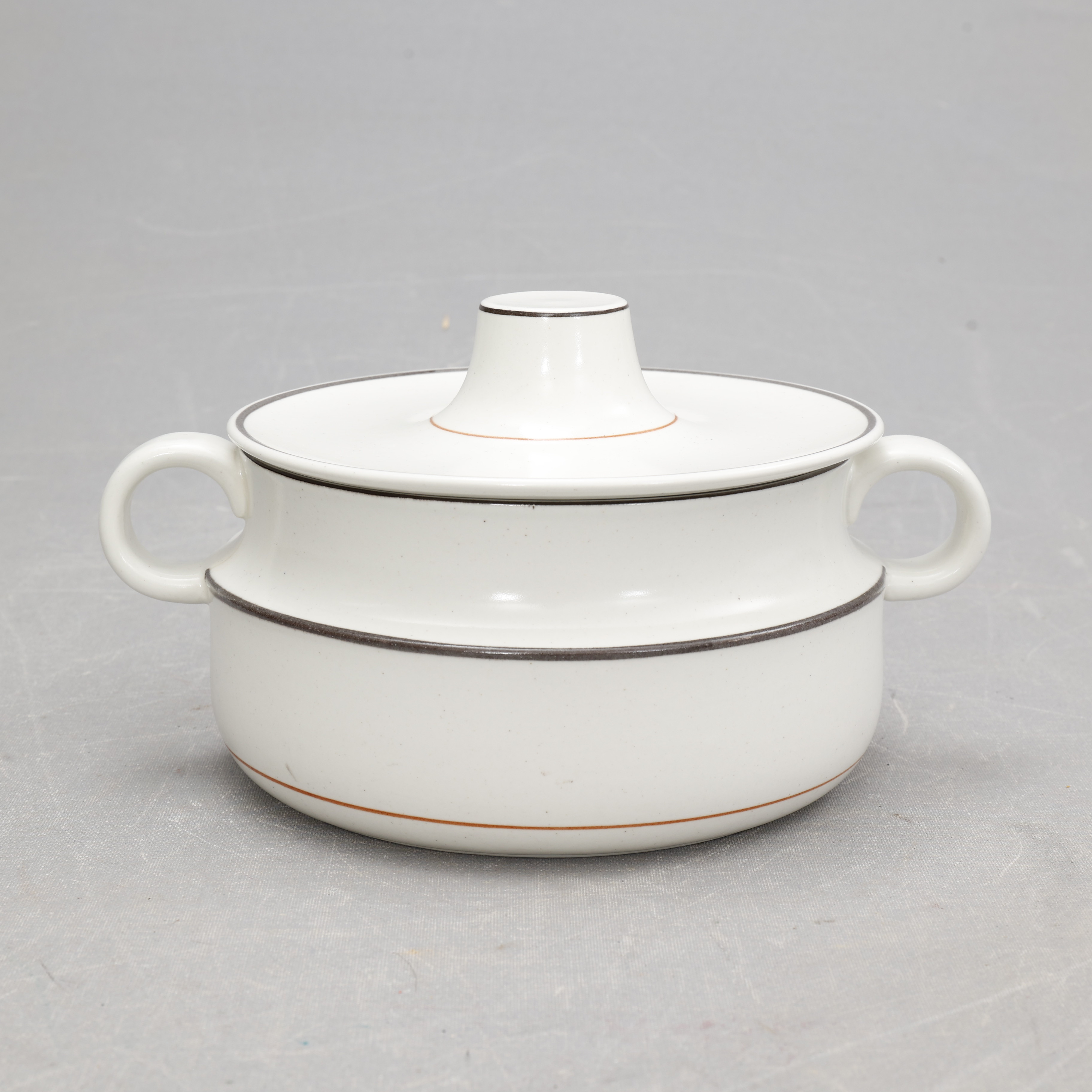 STIG LINDBERG. KAROTT med lock, " Consul ", Gustavsberg.