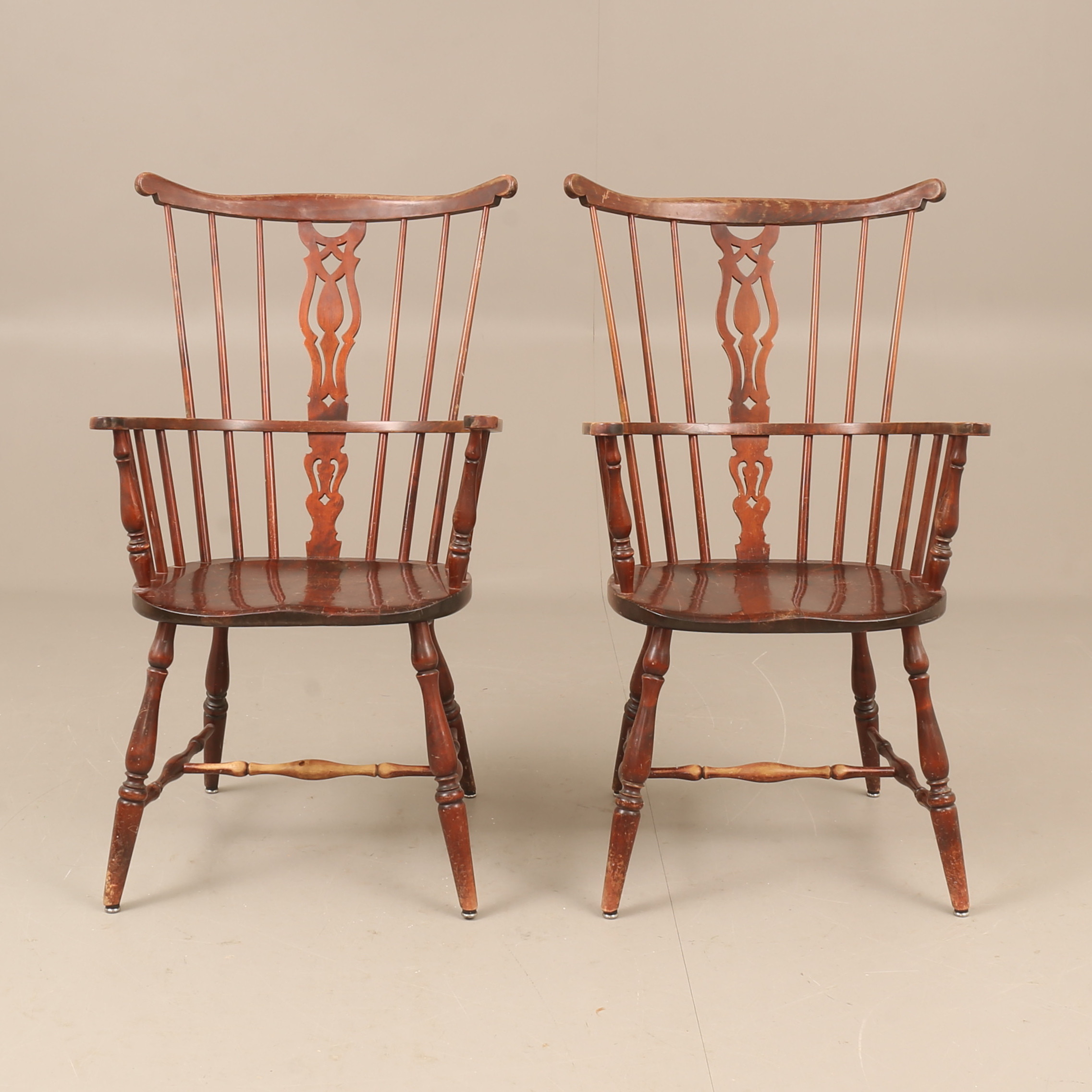 KARMSTOLAR, 2 stycken, windsormodell, 1900-talets första hälft.