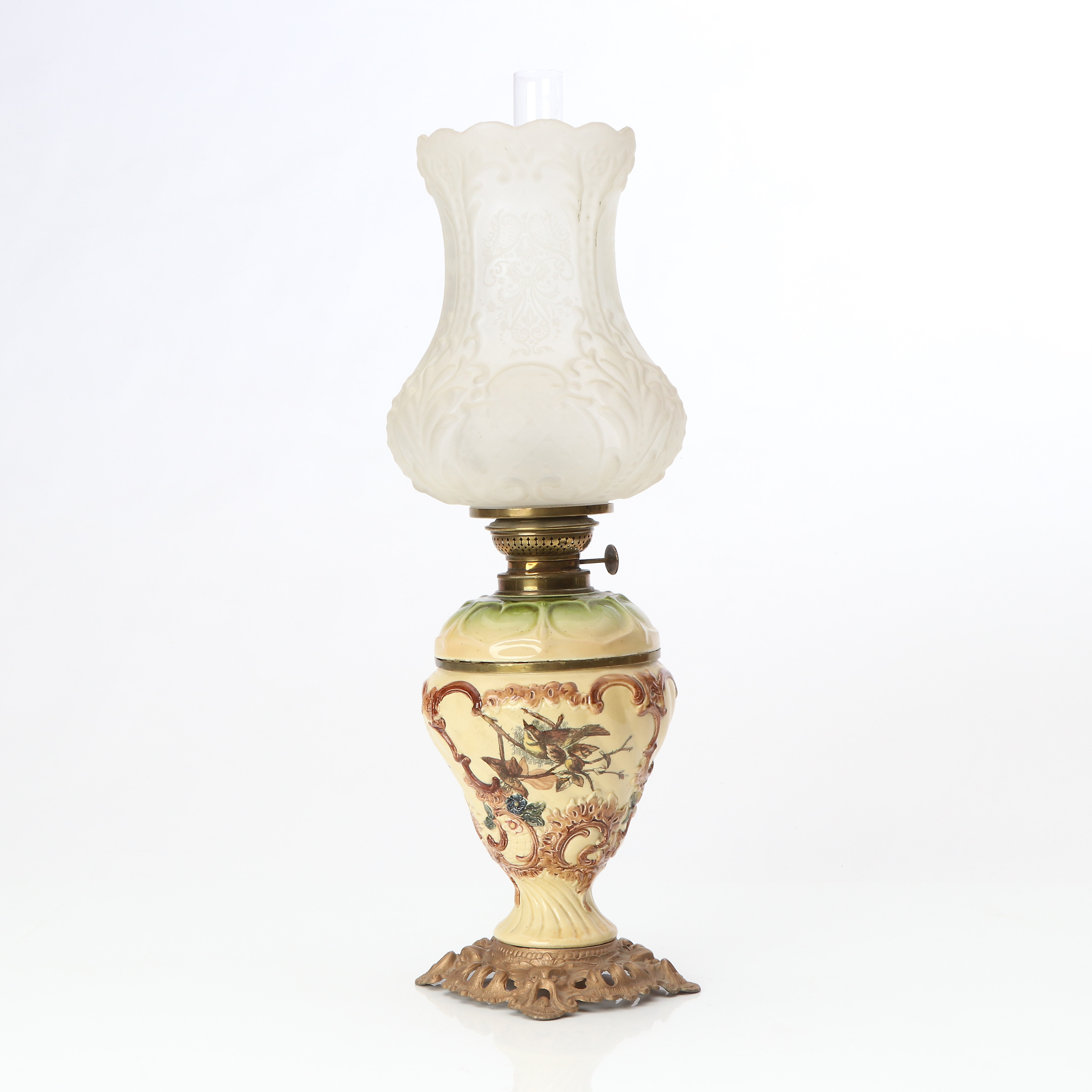 BORDSFOTOGENLAMPA. Keramik, mässing och bronserad gjutmetall med glaskupa. Omkring år 1900.