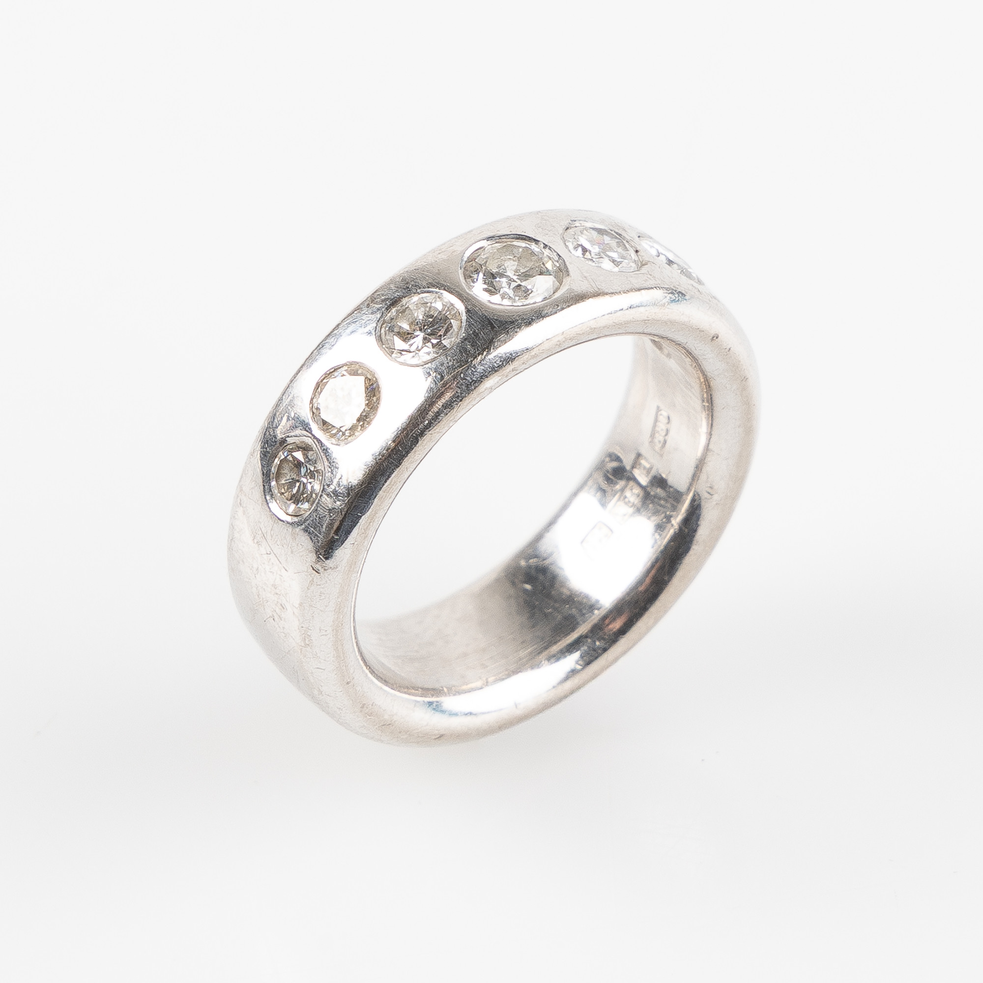 RING, 18K vitguld med briljantslipade diamanter totalt ca 0.80 ct, Fancy Guld och Juveler, Ängelholm, 2007.