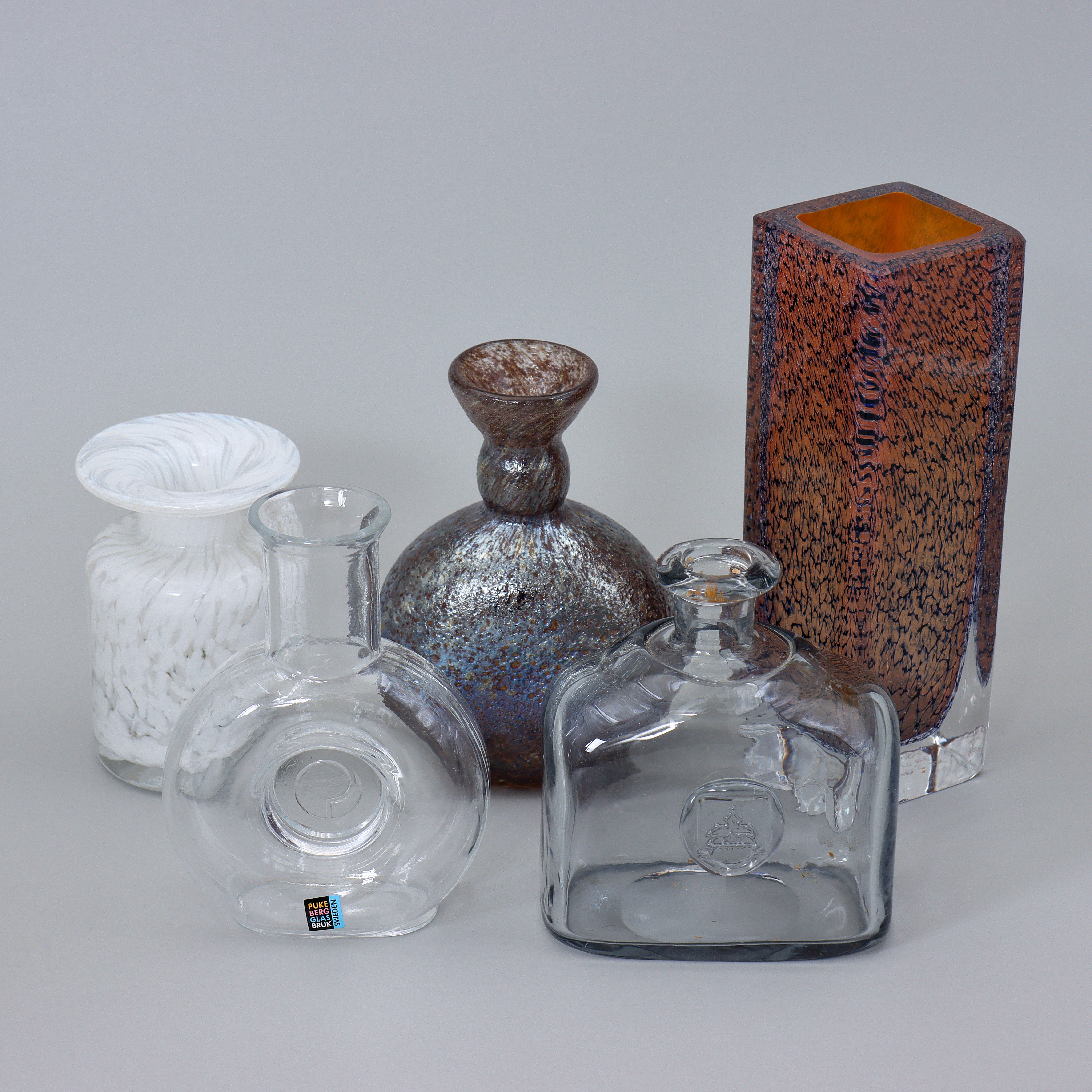 KONSTGLAS, 5 DELAR, ERIK HÖGLUND, BERTIL VALLIEN BODA-ÅFORS, PUKEBERG, GUSUM, 3 VASER SIGNERADE.