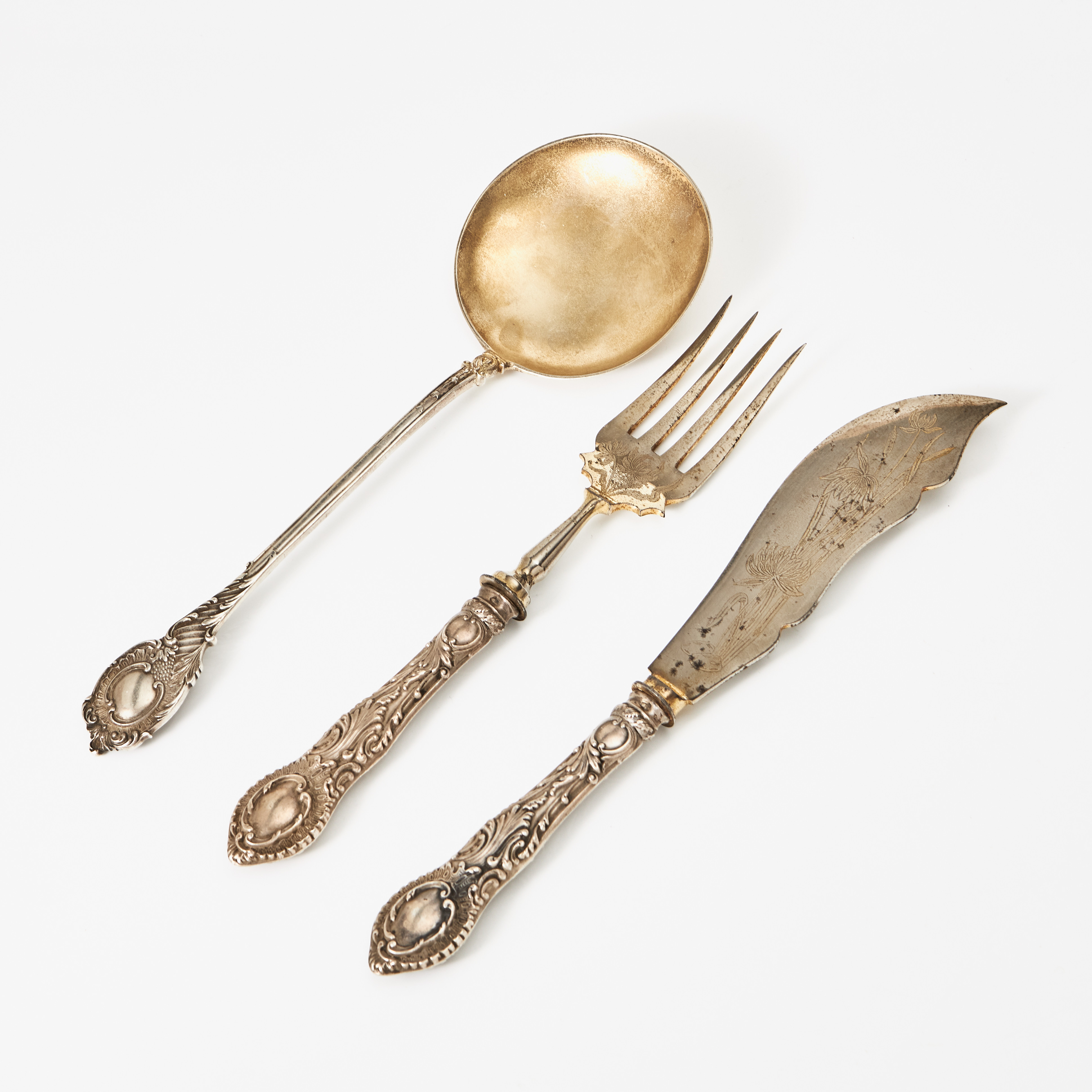 SERVERINGSBESTICK, ETT PAR FÖR FISK SAMT SERVERINGSSPADE, silver, S:t Petersburg 1908-1917. Louis XV-stil.