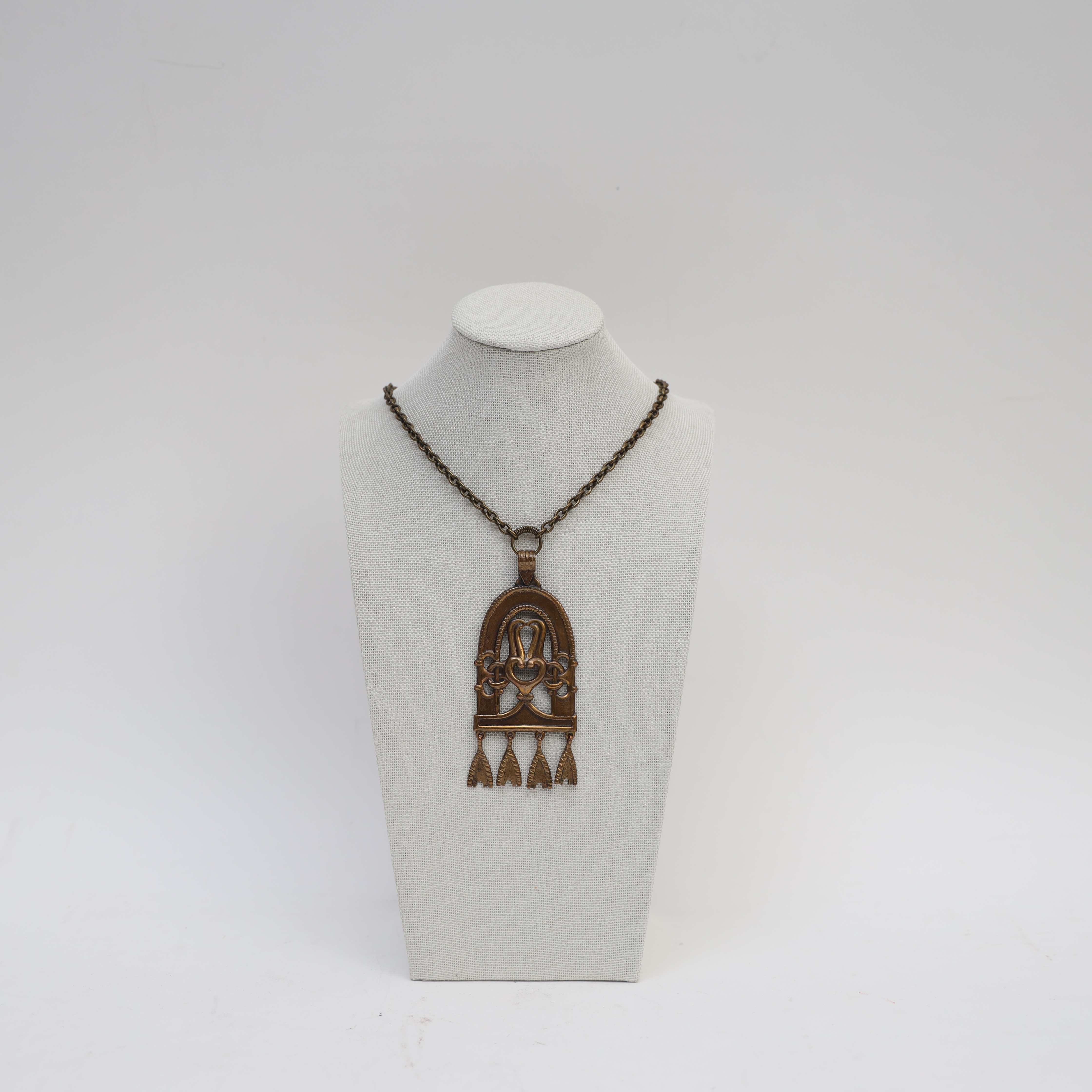 HALSBAND Kalevala, Finland, brons med genombruten dekor.