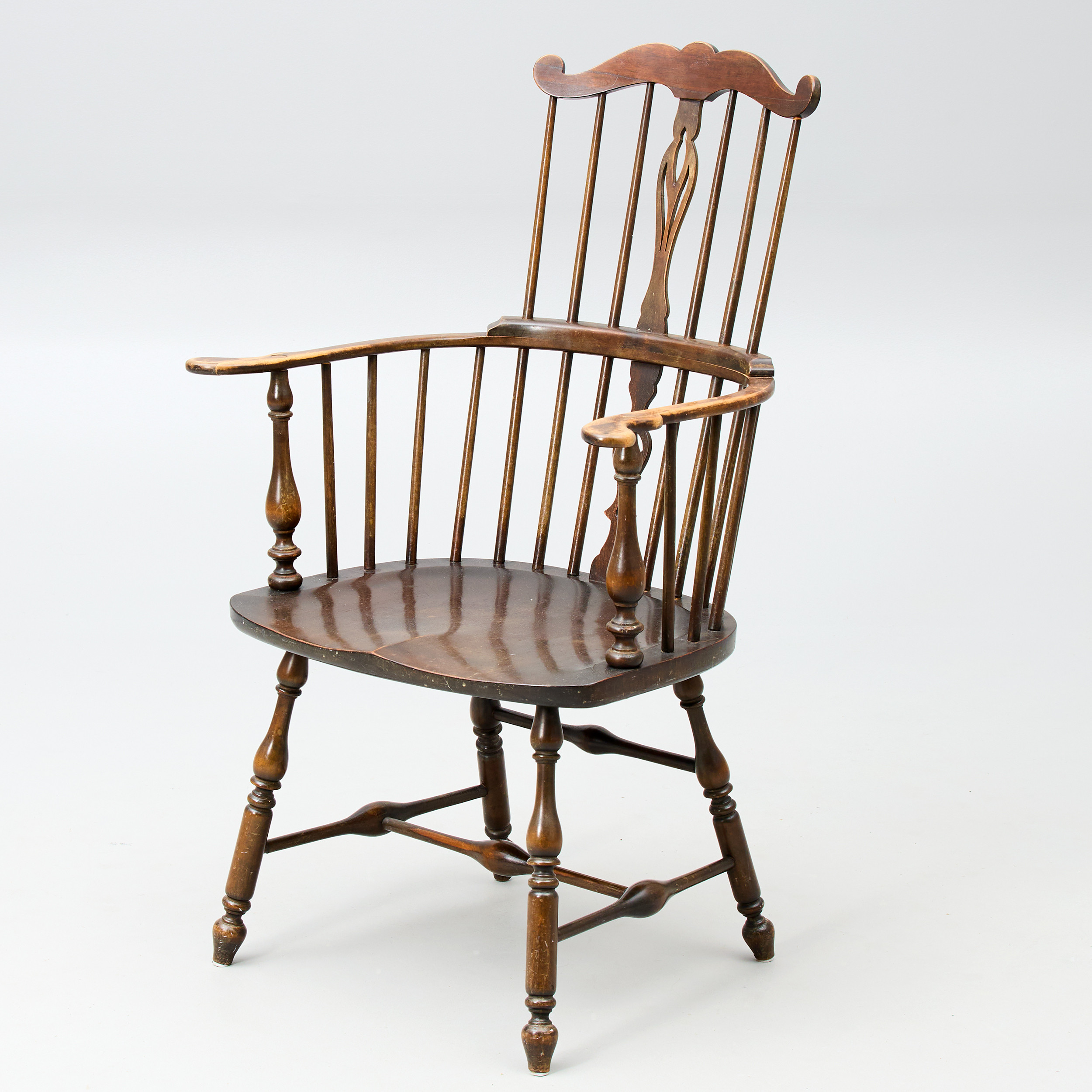 KARMSTOL, s.k Windsorstol, 1900-tal. Etikettmärkt "Sikes Chair Company BUFFALO".