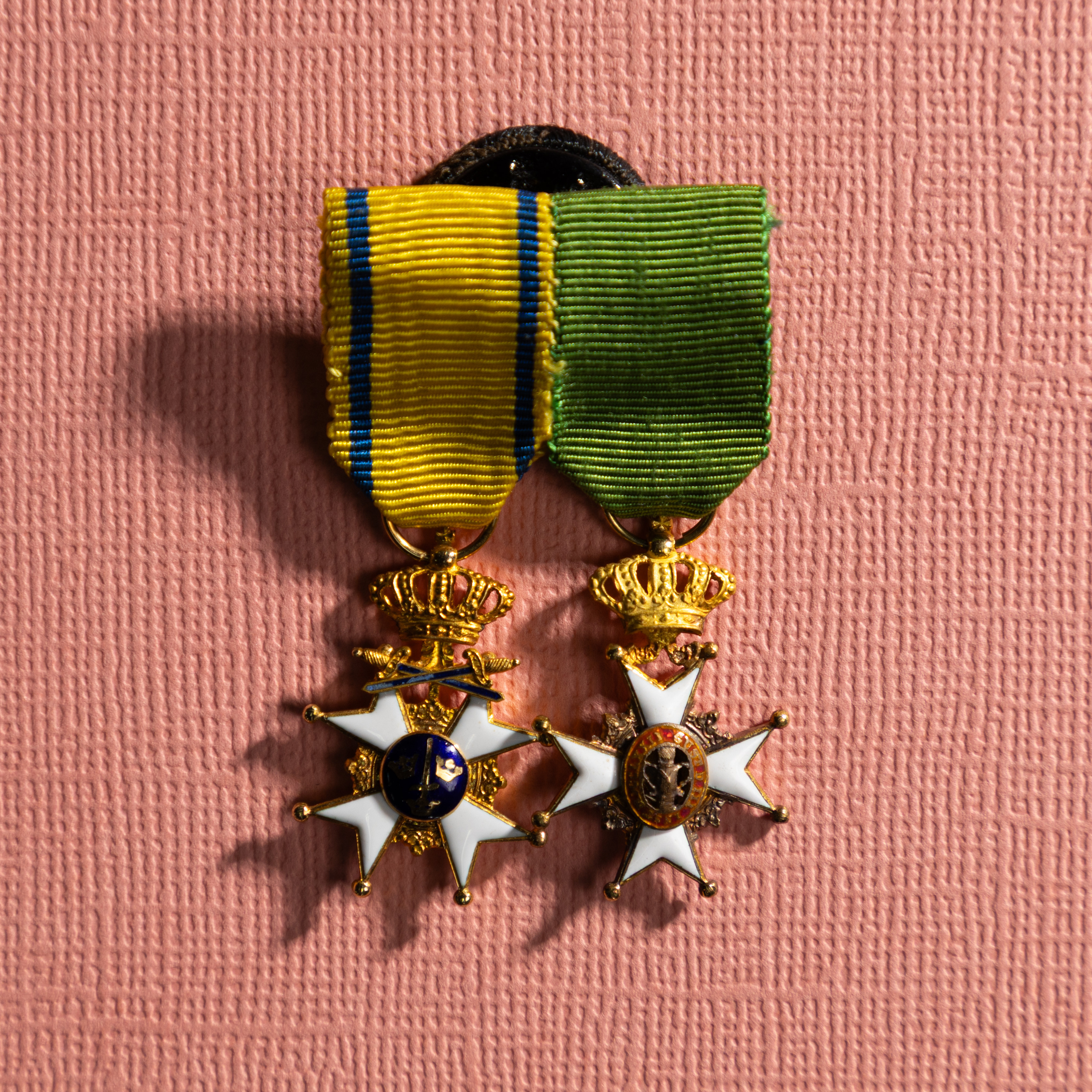 ORDNAR. 2 st, miniatyrer, 18k guld.