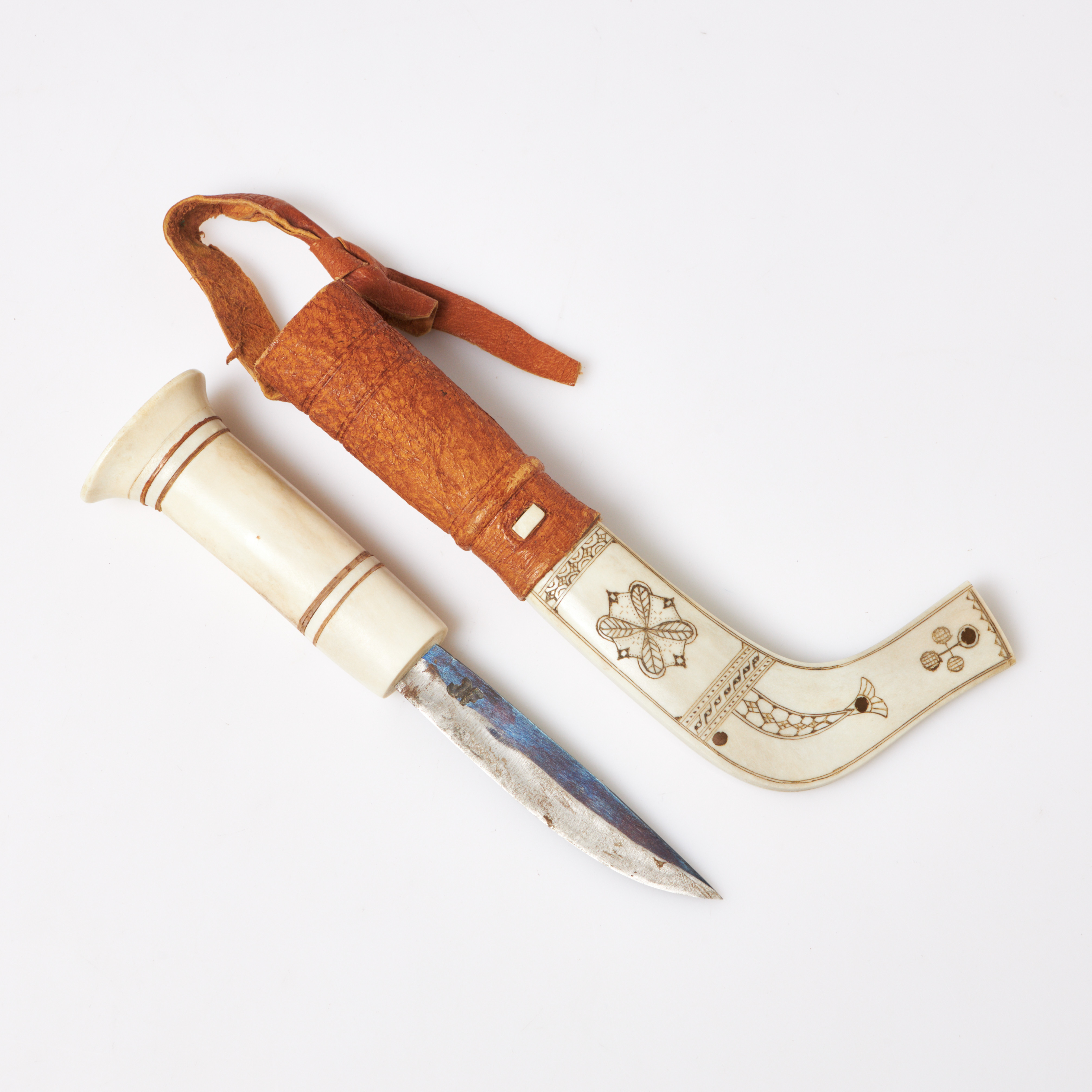 JOHAN FANKKI BILLFJÄRD. Kniv, halvhorn, skaft i renhorn och näverlameller, slida i renhorn och läder, graverad dekor, monogramsignerad, blad i kolstål även signerat JF.
