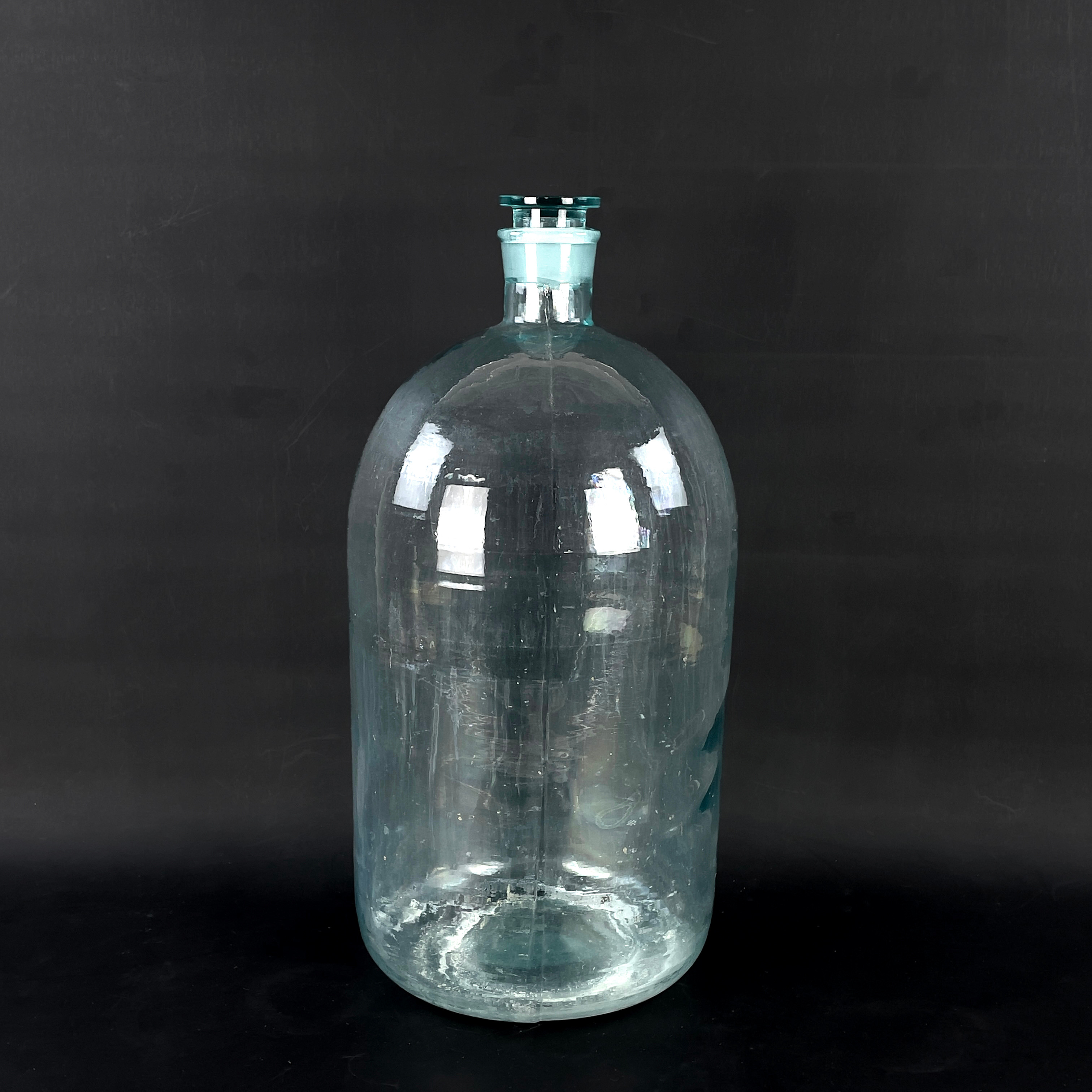 APOTEKSFLASKA, stor modell. Blåtonat glas, 1900-tal.