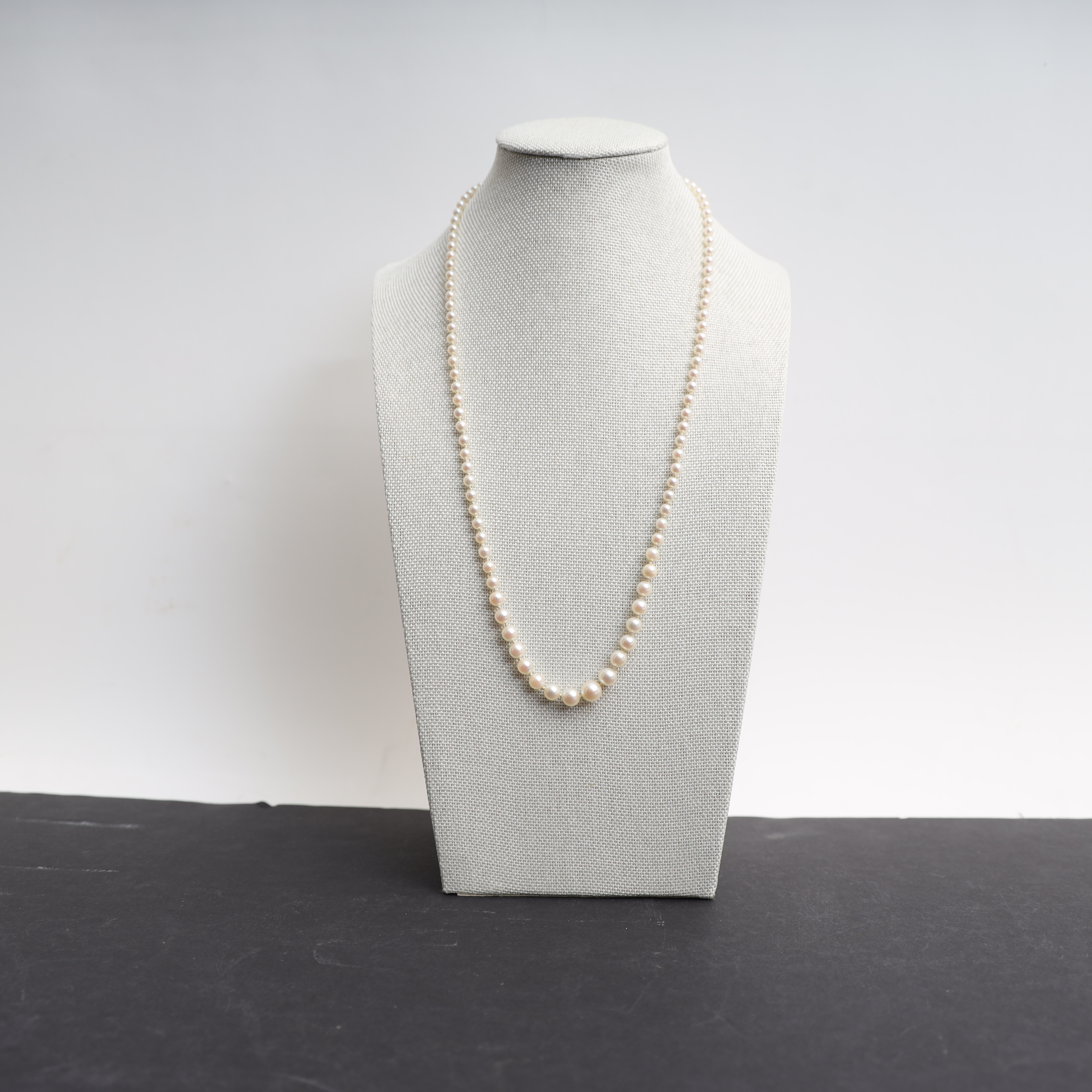 DOSERAT PÄRLHALSBAND, med lås i 18k och infattad pärla.