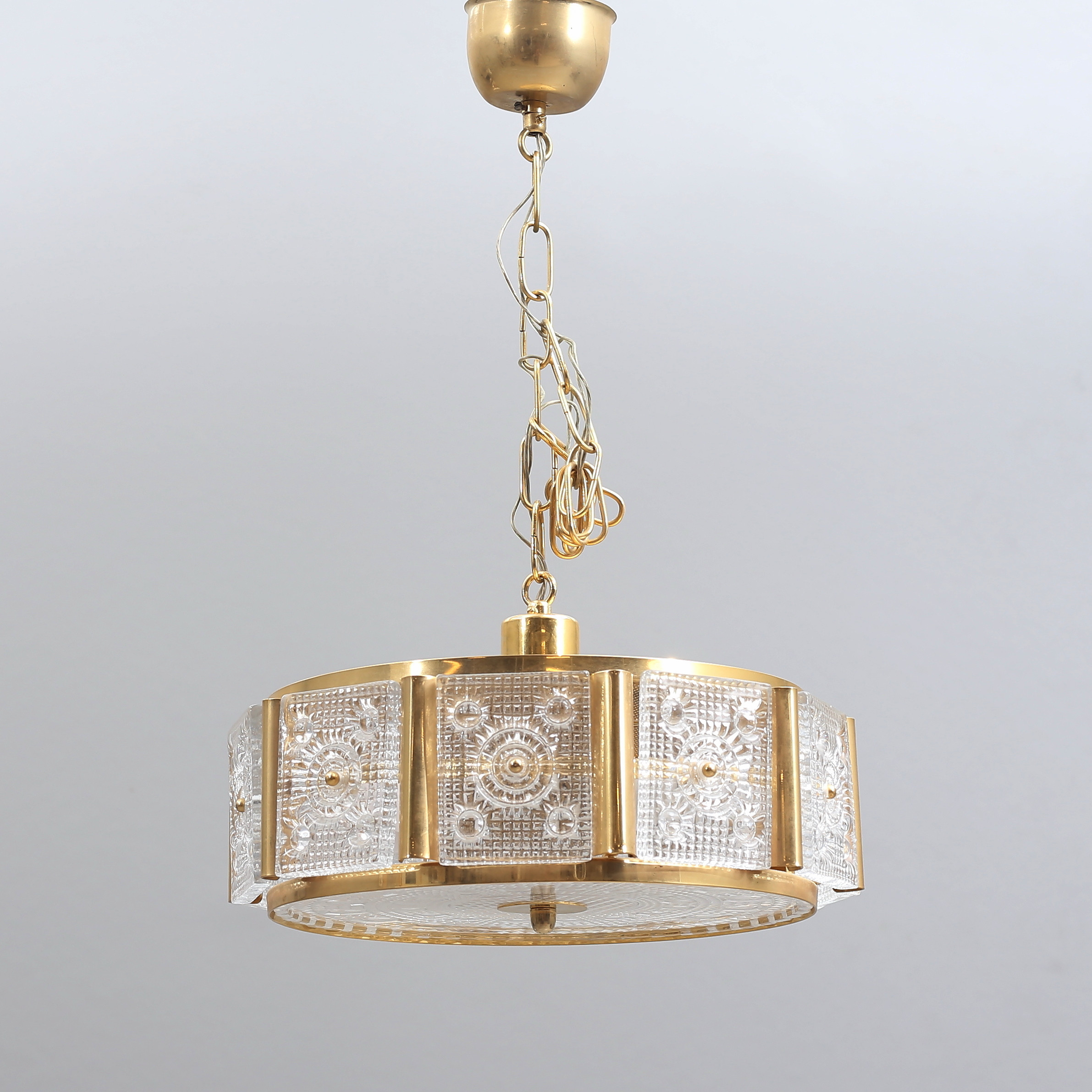 TAKLAMPA, gulmetall/glas, möjligen Orrefors, 1960-tal.