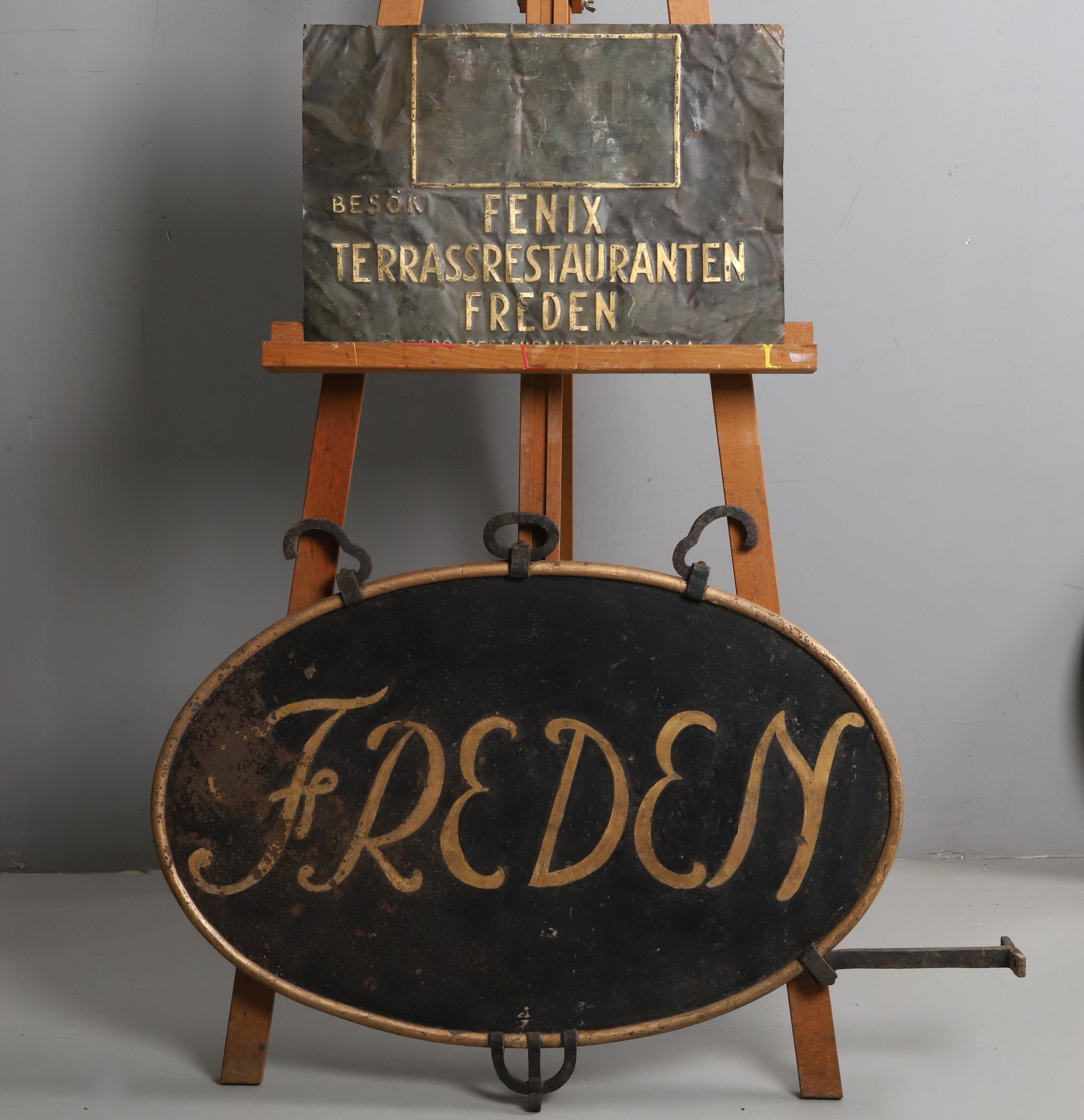 ÖREBROMEMOARBILIA, skyltar, "Freden", gjutjärn, "Fenix" i koppar, 2 st.