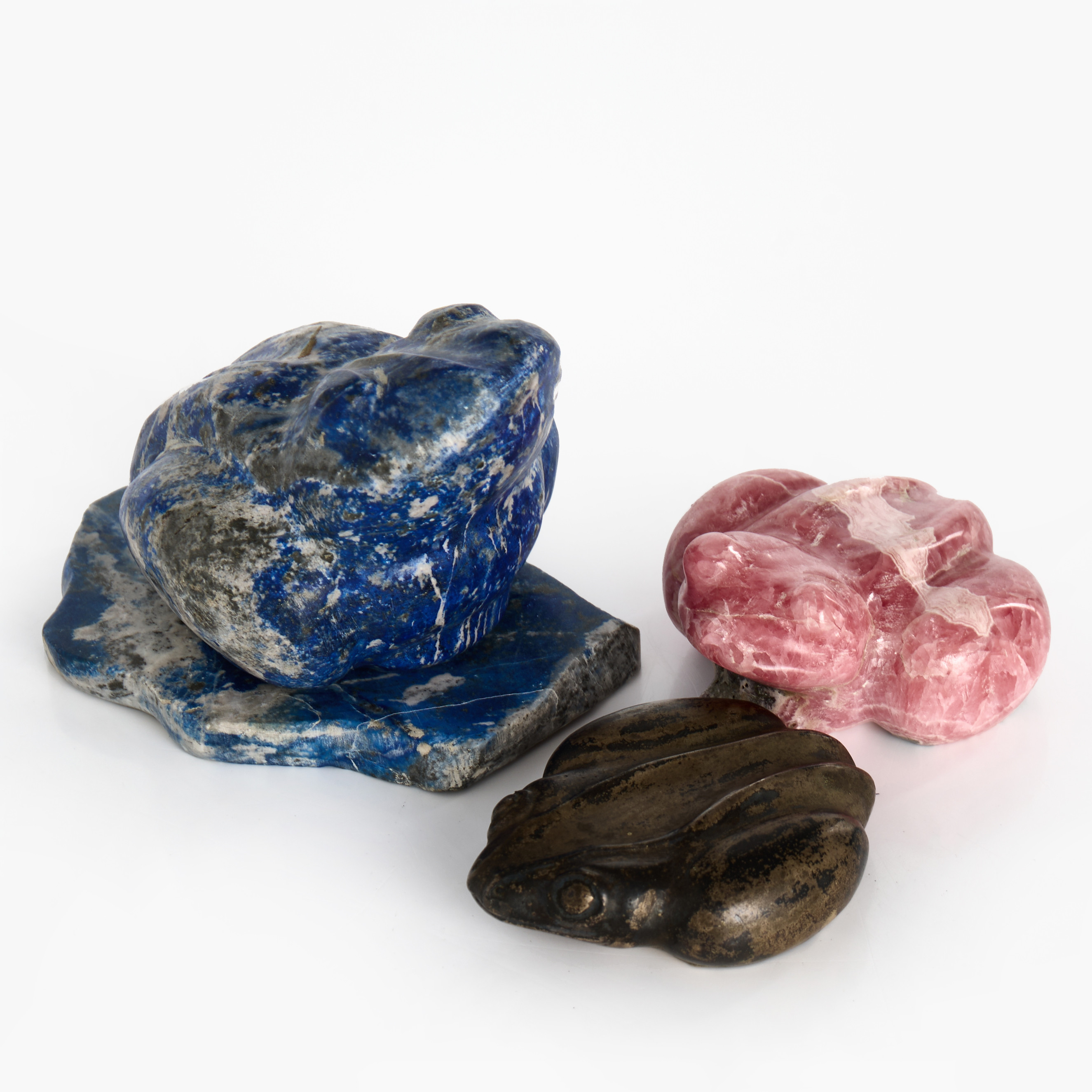 ANDERS SANDSTRÖM (1933-2021). Figuringrupp (4 delar) föreställande grodor, rodokrosit, lapis lazuli och silver, signerade och daterade AS -91.