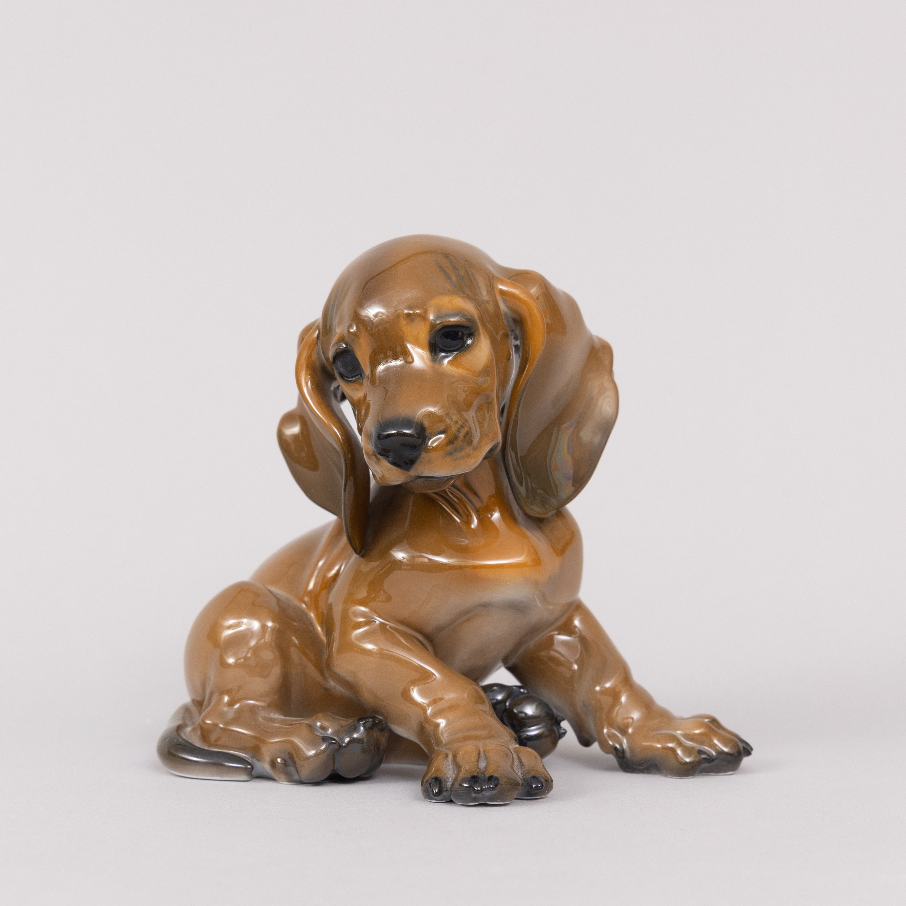 THEODOR KÄRNER. figurin, porslin, sittande hundvalp, Rosenthal, Tyskland.